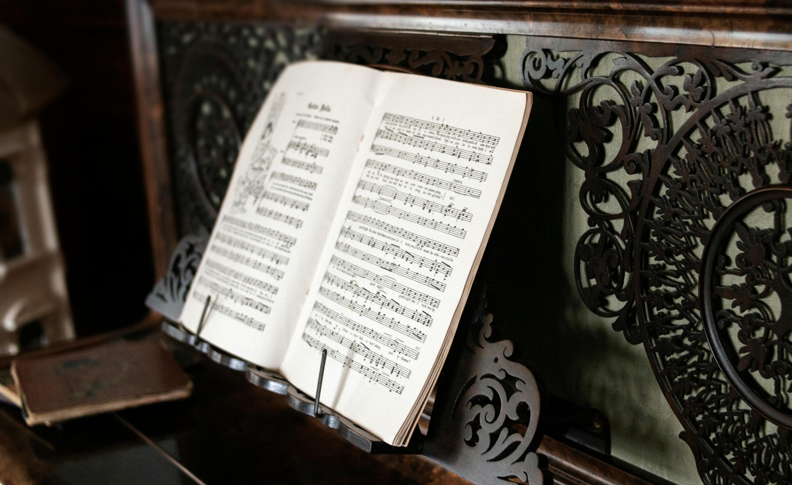 Bladmuziek open op een piano.