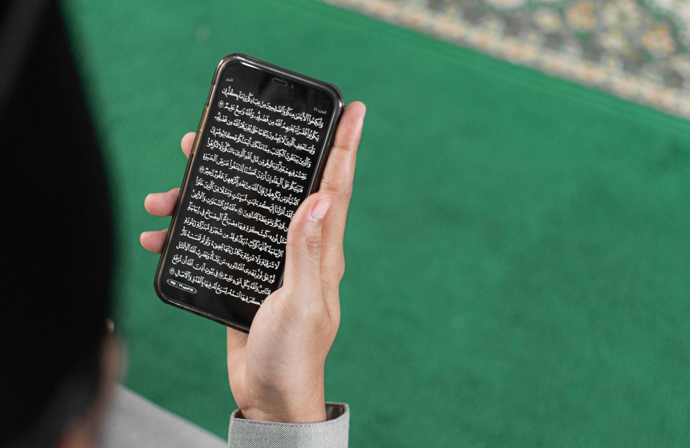 Persoon met IPhone in hand waarop Arabische tekst staat