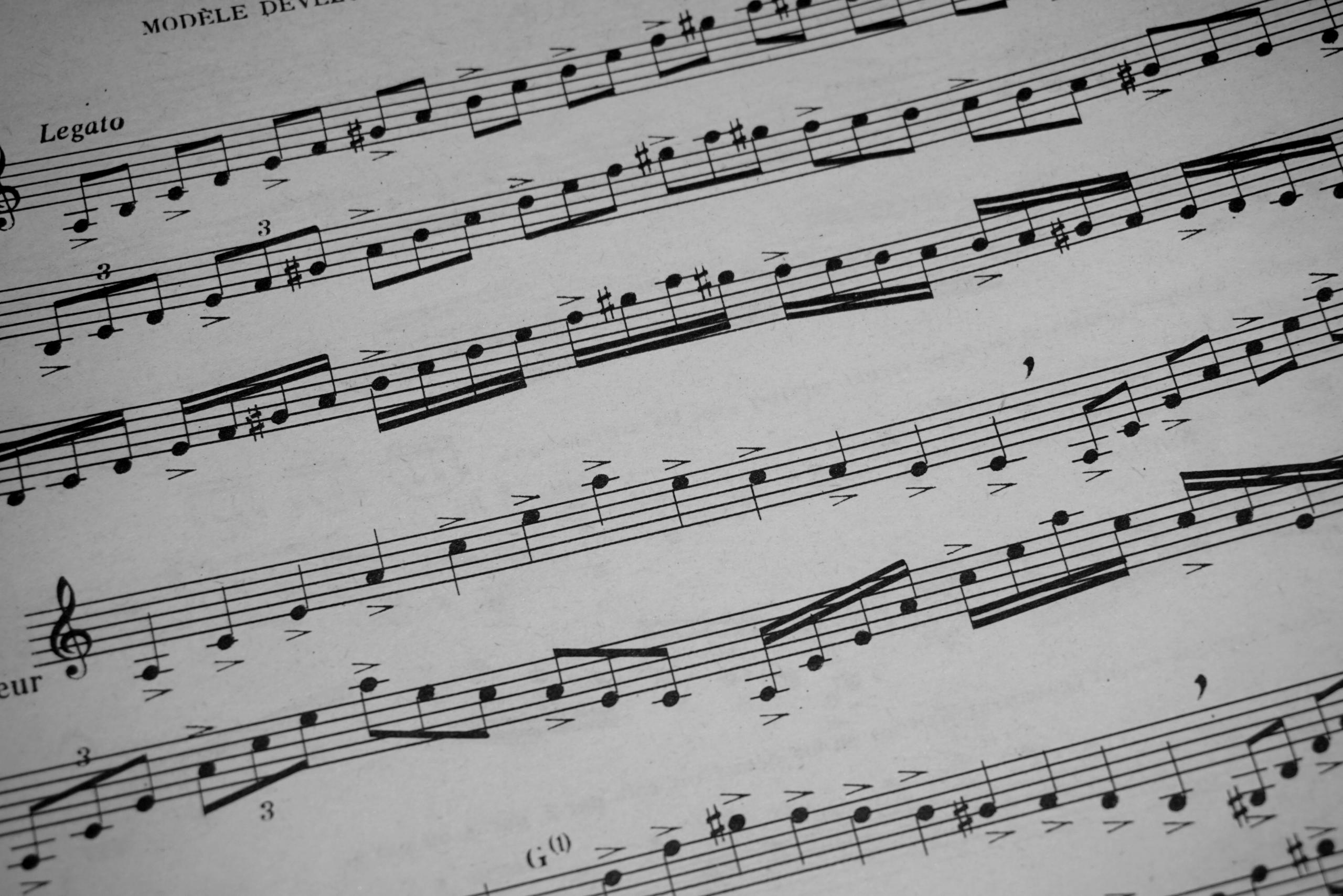 Een close-up van gedetailleerde bladmuziek.