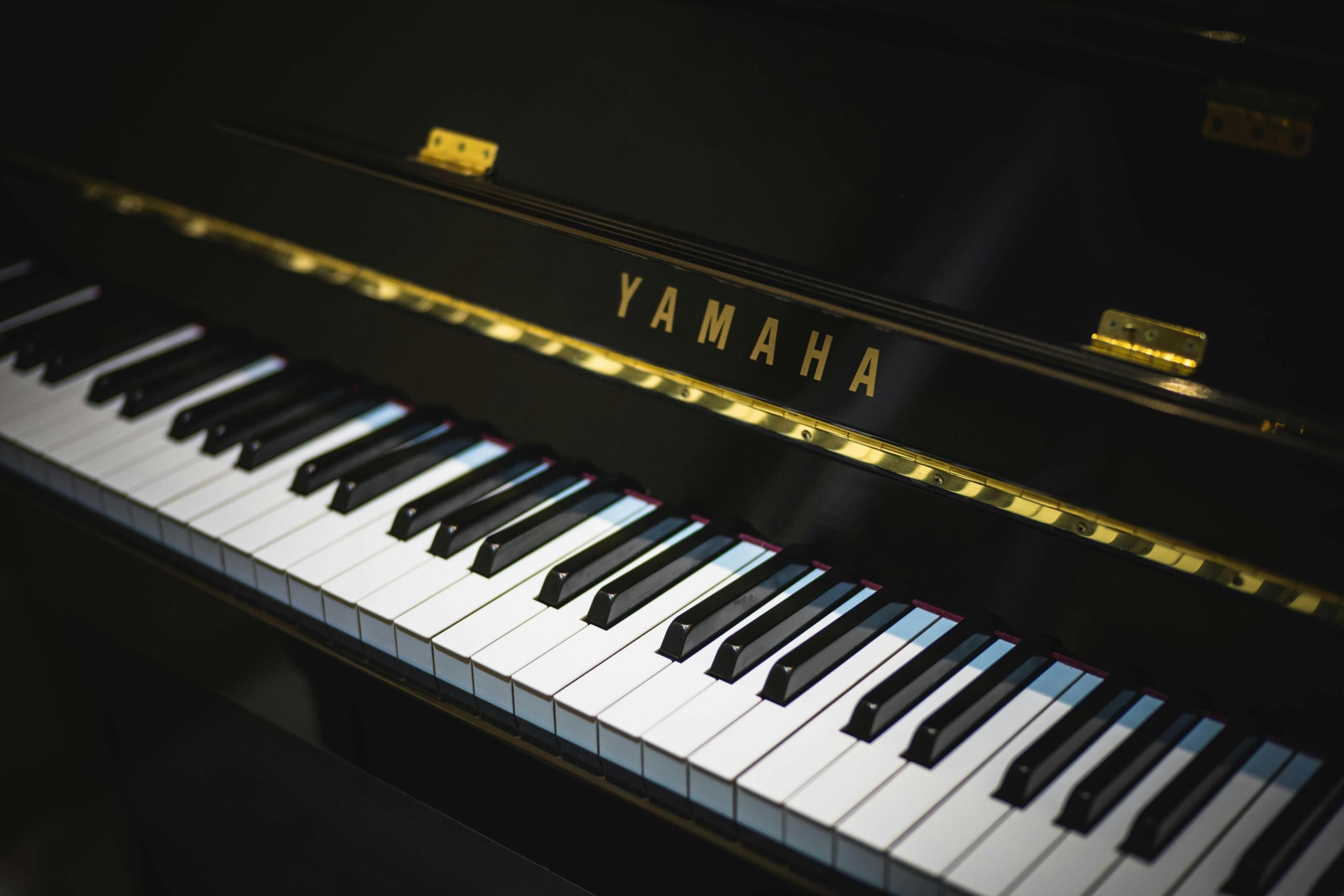 Een zwart glanzende Yamaha piano.