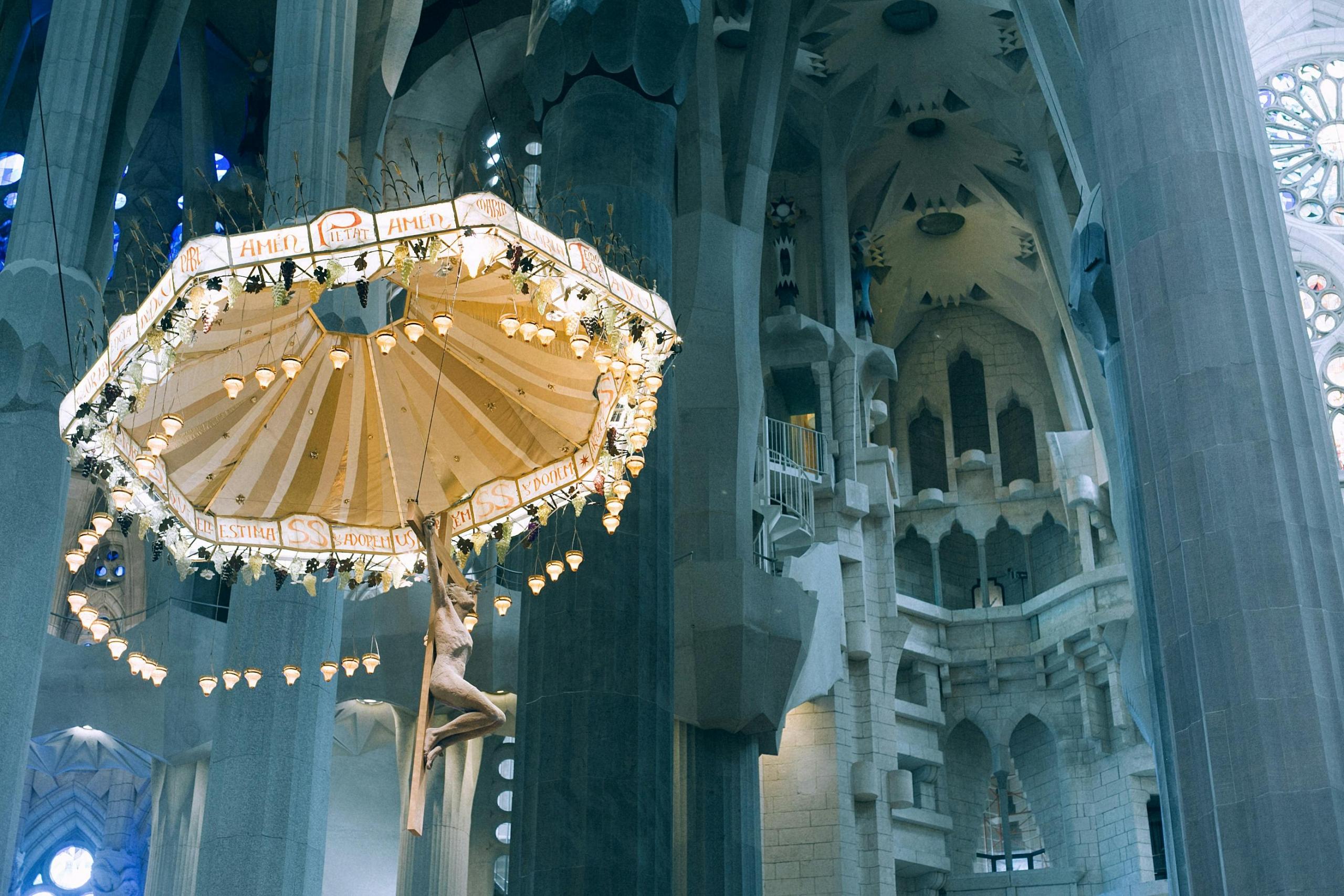 Het interieur van de Sagrada Familia in Barcelona, ontworpen door Antoni Gaudí.