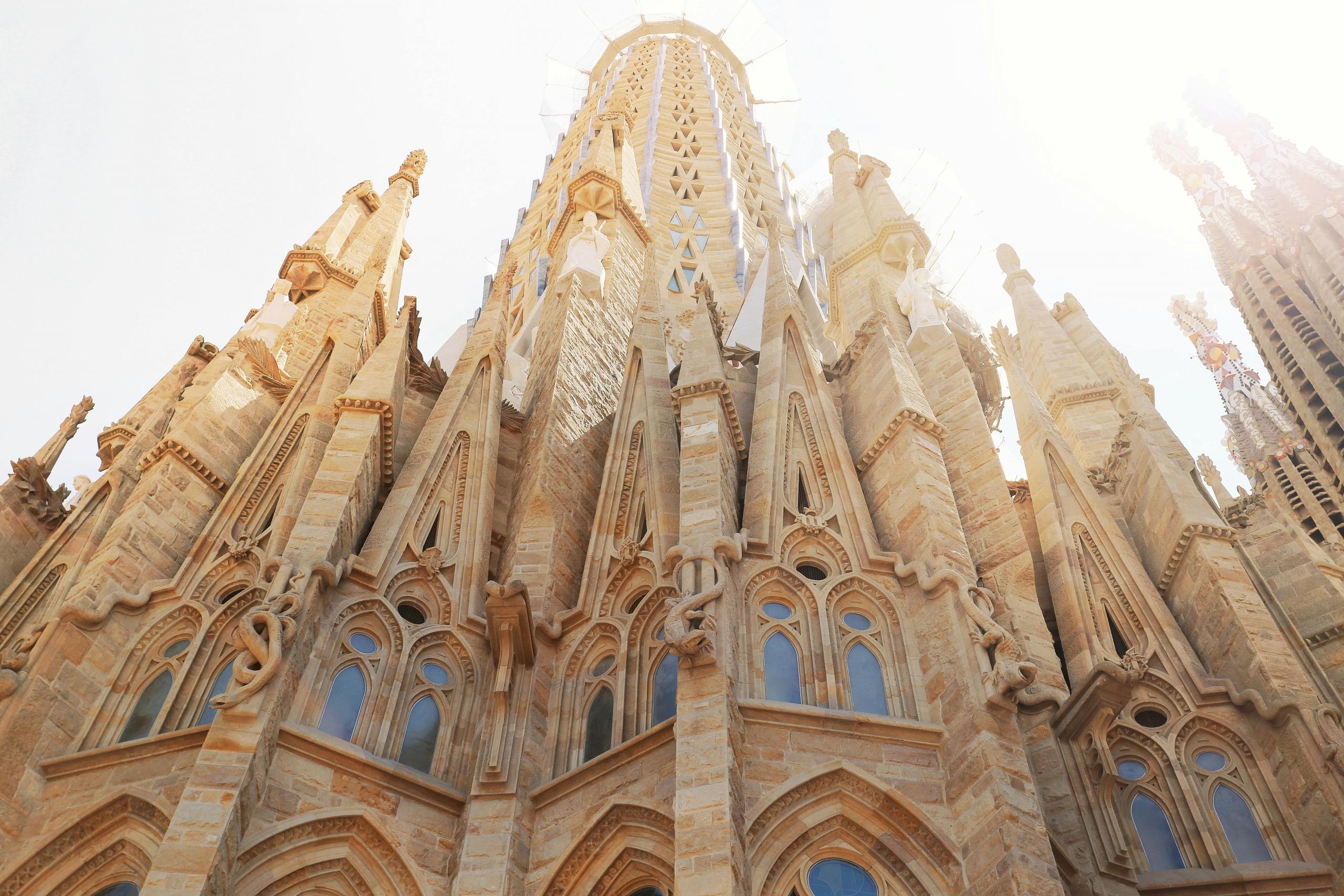 De gevel van de Sagrada Familia in Barcelona, met de kenmerkende gotische en art nouveau-elementen.
