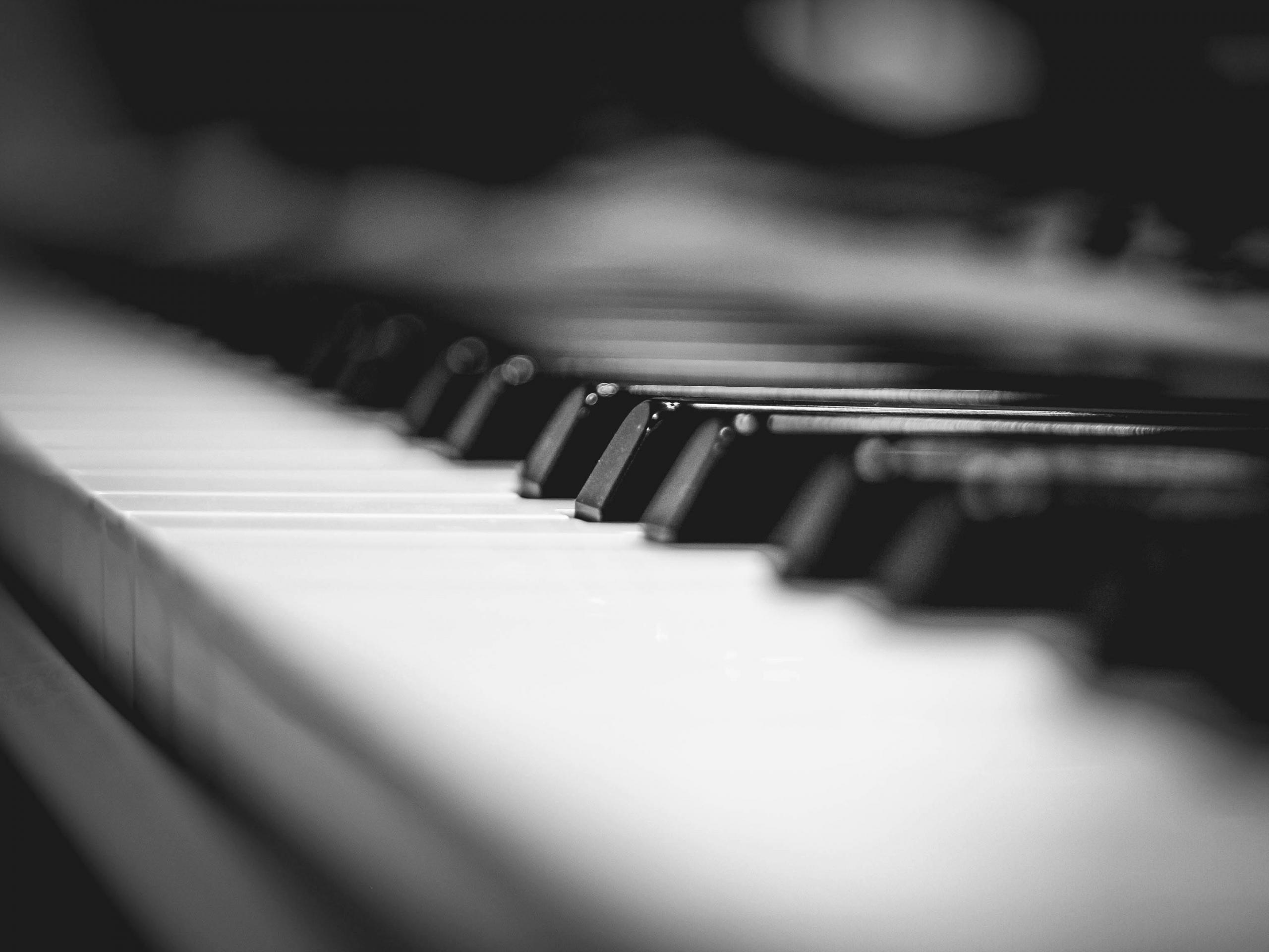 Een close-up van de toetsen van een piano met een ondiepe scherptediepte.