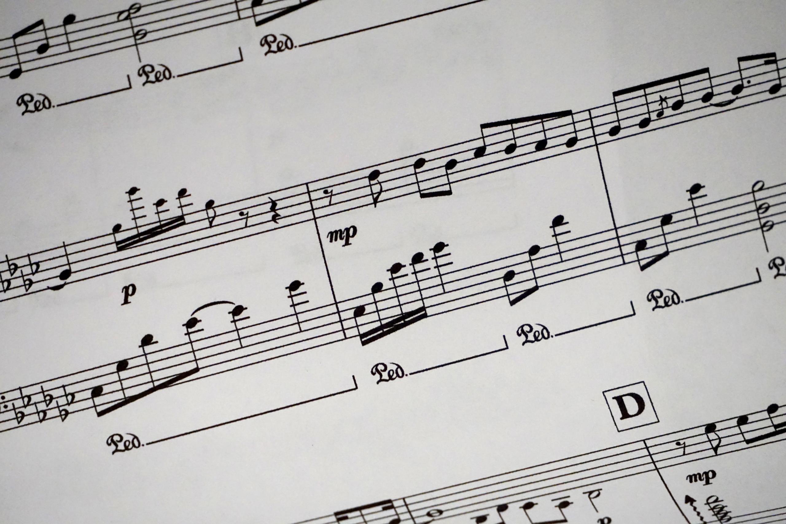 Close-up van bladmuziek met muzieknoten.