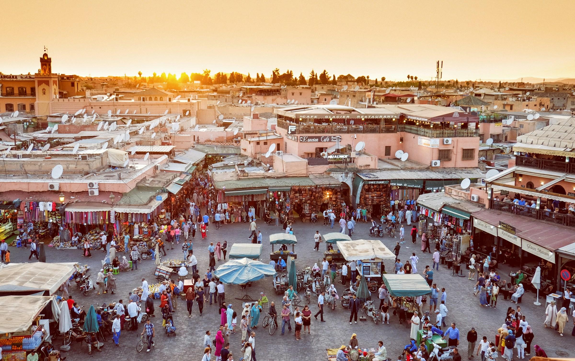 Mensen op de markt Jama el Fna in Marrakech, Marokko