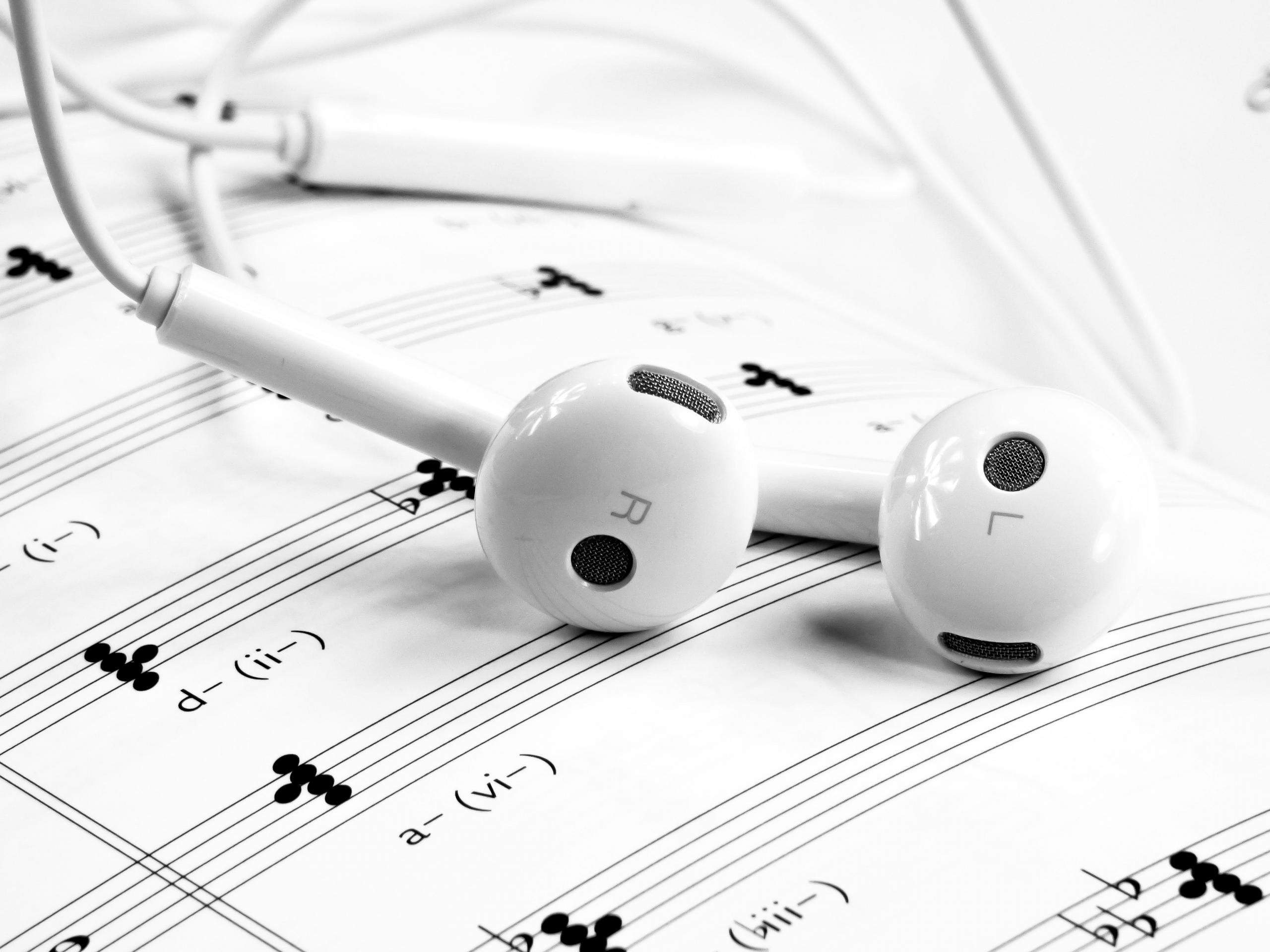 Oordopjes liggen op een bladmuziek