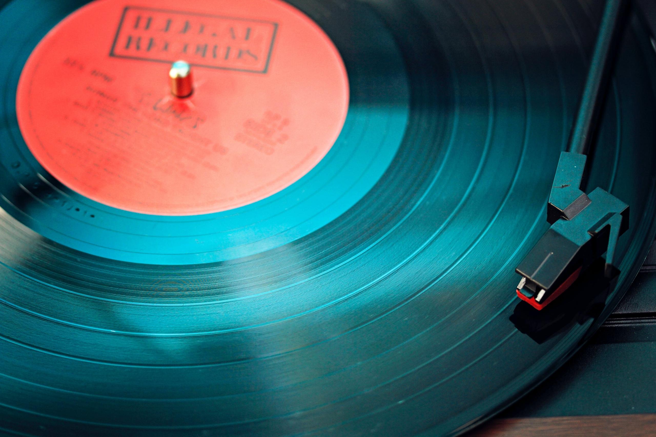 Een vinylplaat op een draaitafel.