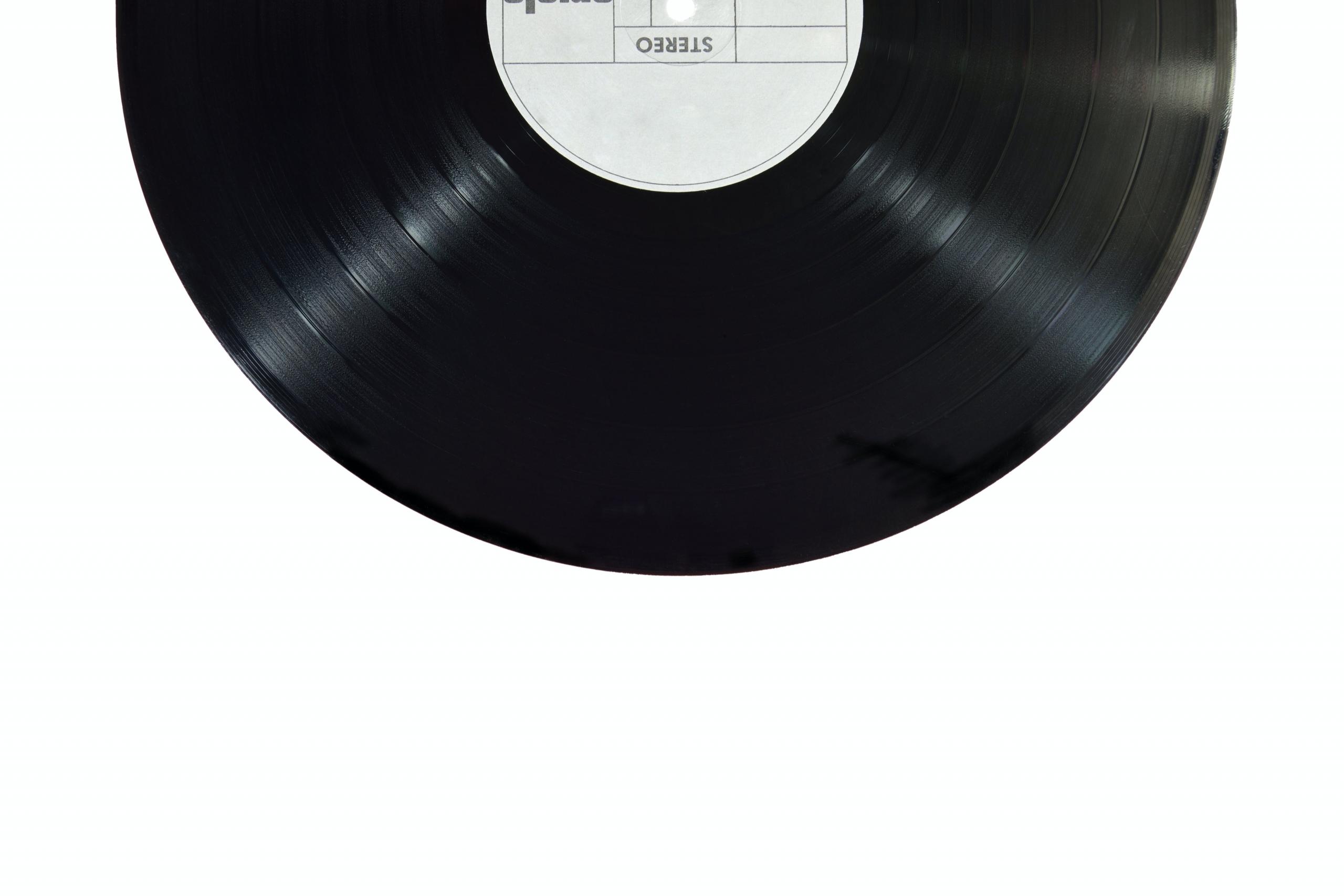 Een zwarte vinyl grammofoonplaat.