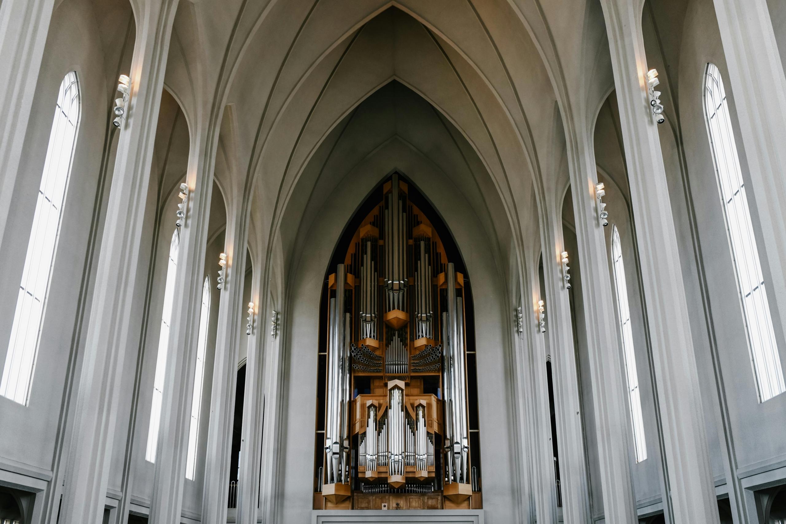 Een breed beeld van een modern kerkorgel in een kerk met een minimalistisch interieur.