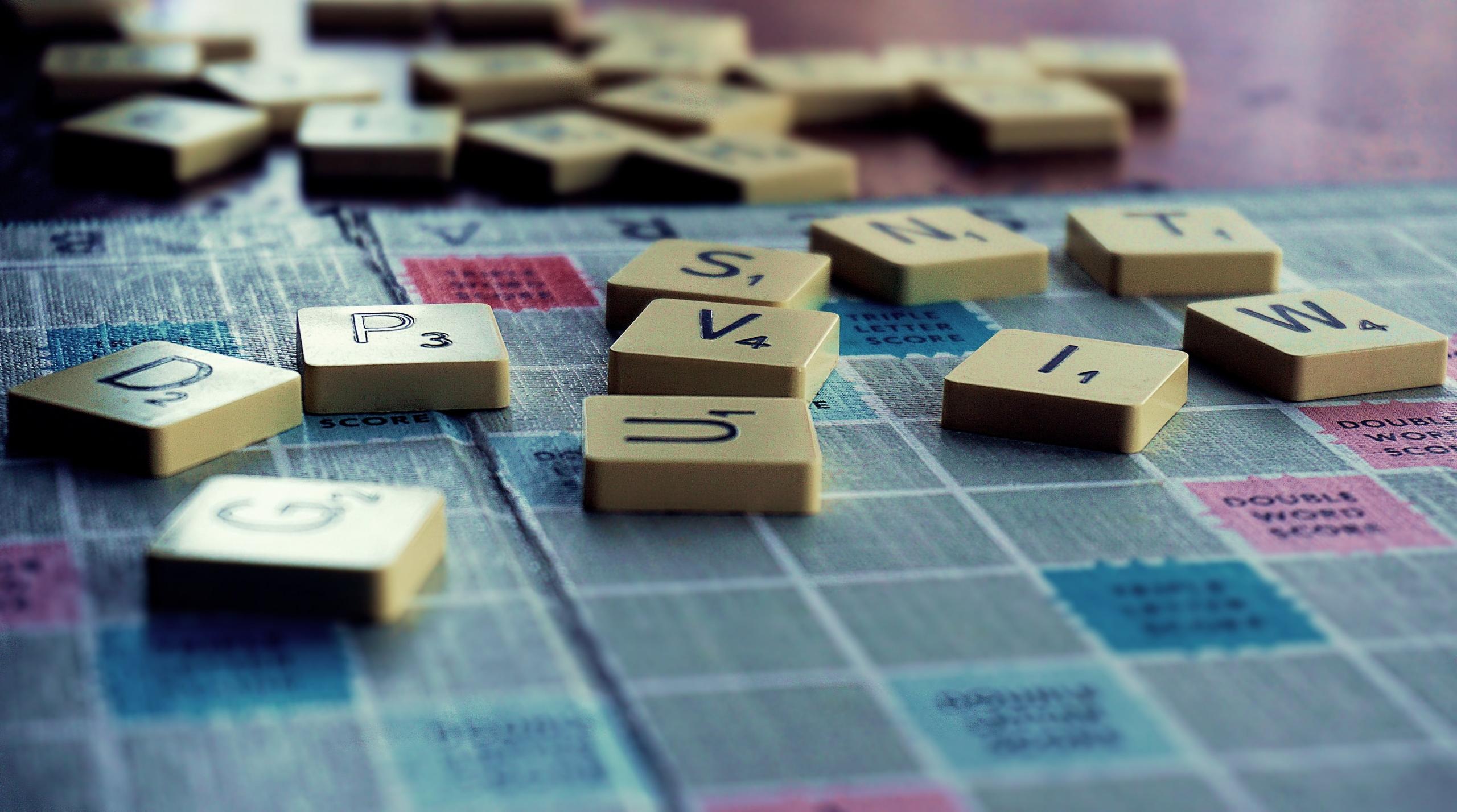 Scrabble stenen liggen op het speelbord