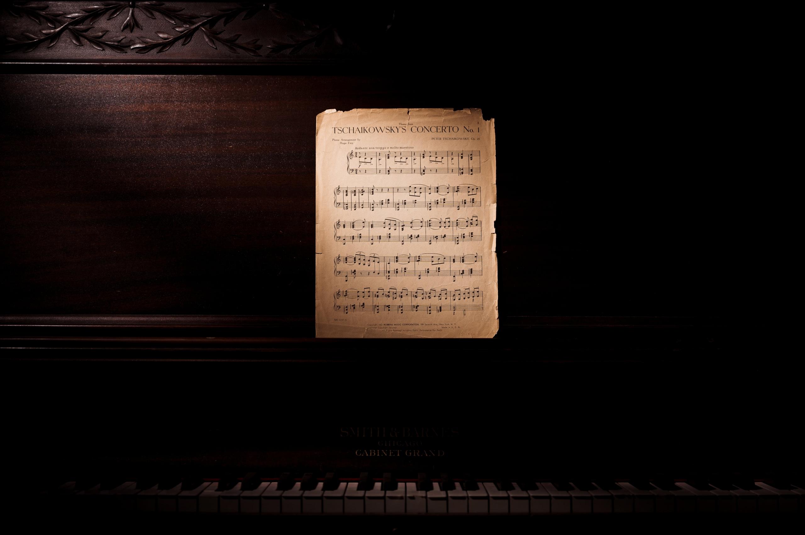 Bladmuziek van Tchaikovsky's Concerto op een piano.