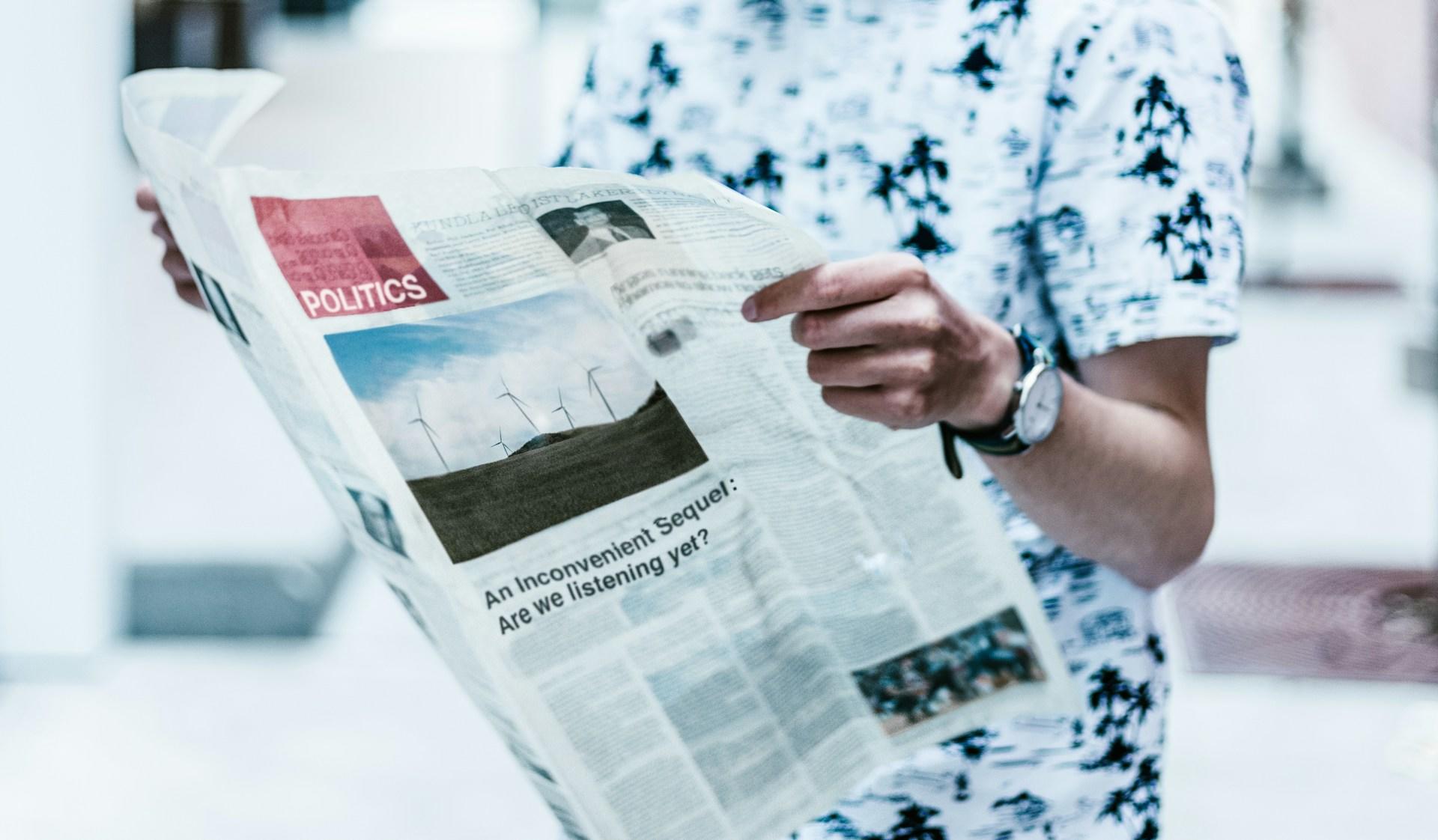 Persoon leest Engelse krant om leesvaardigheid Engels te verbeteren