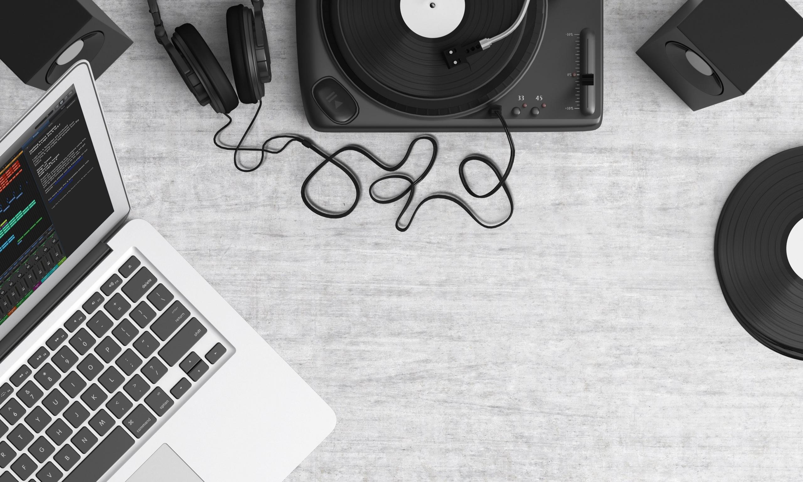 DJ-apparatuur naast een laptop.