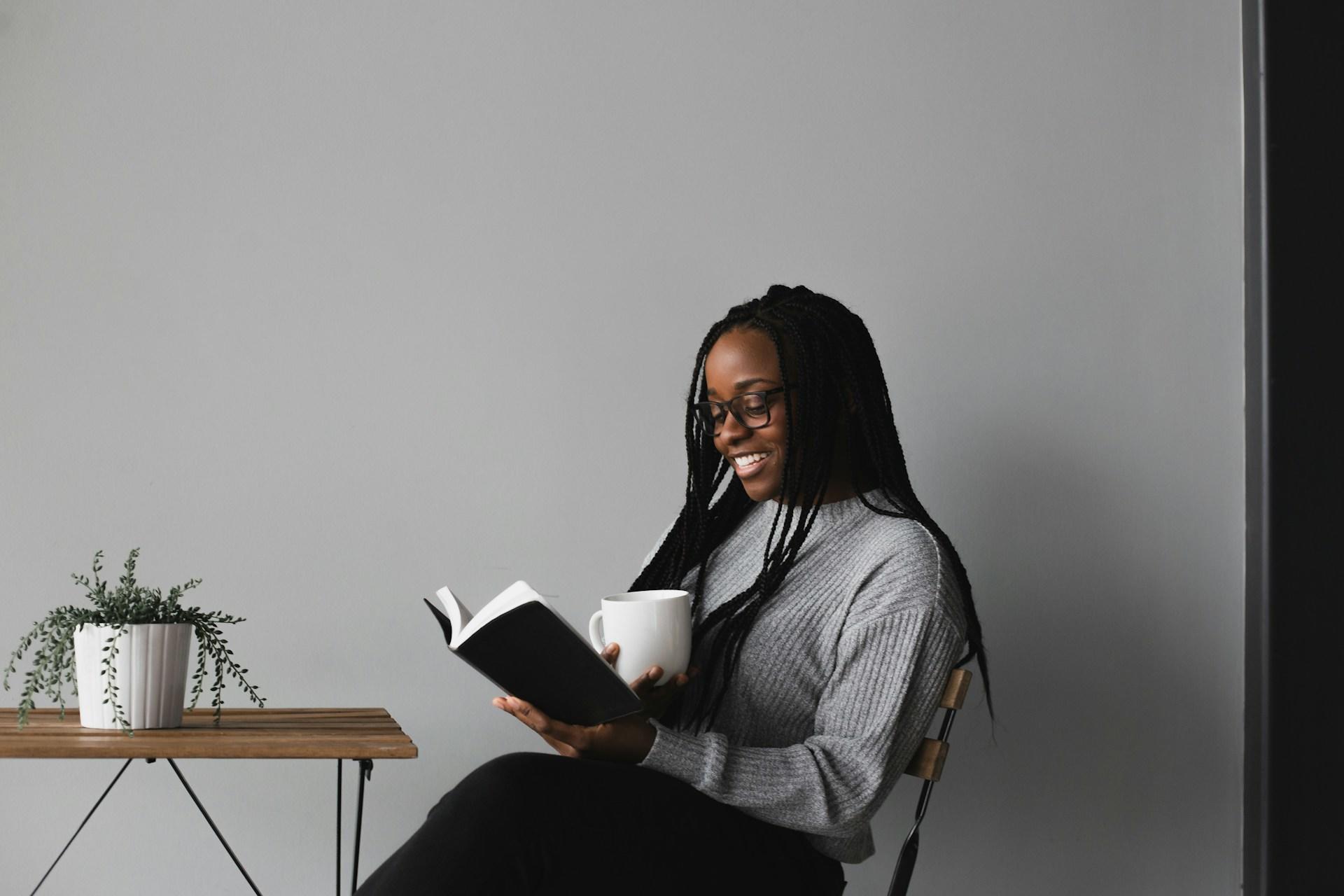 Vrouw leest gevorderd Engels in een boek voor volwassenen
