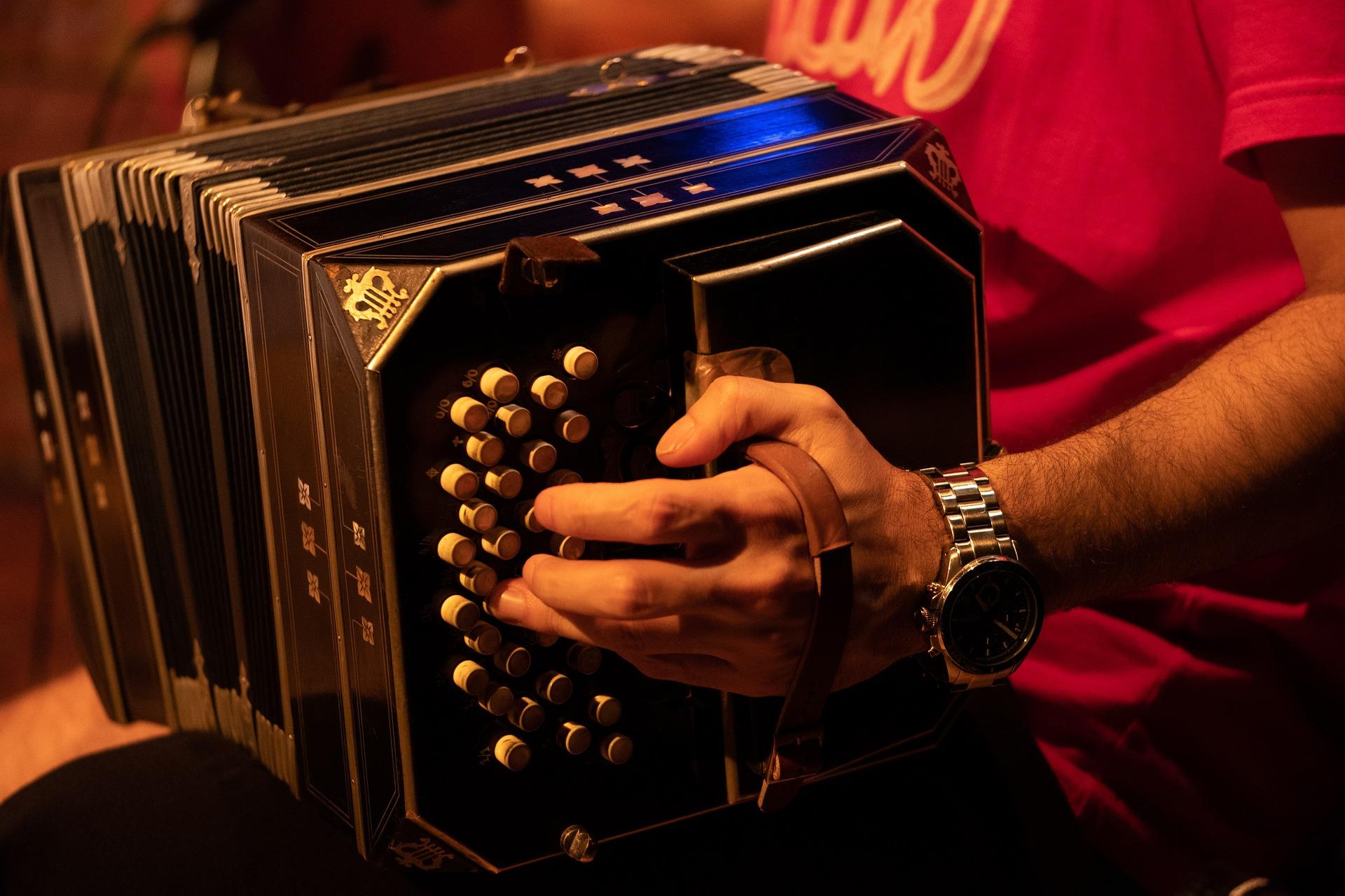 Persoon speelt op bandoneon