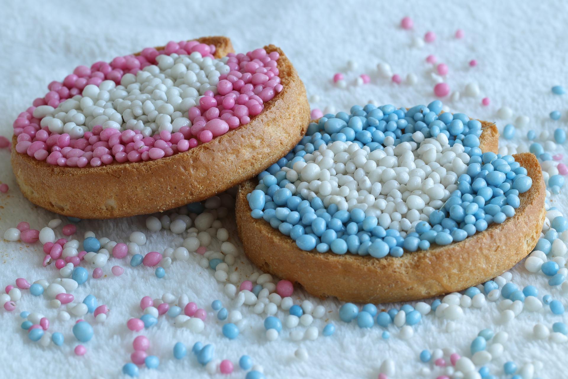 Twee beschuiten met roze, blauwe en witte muisjes