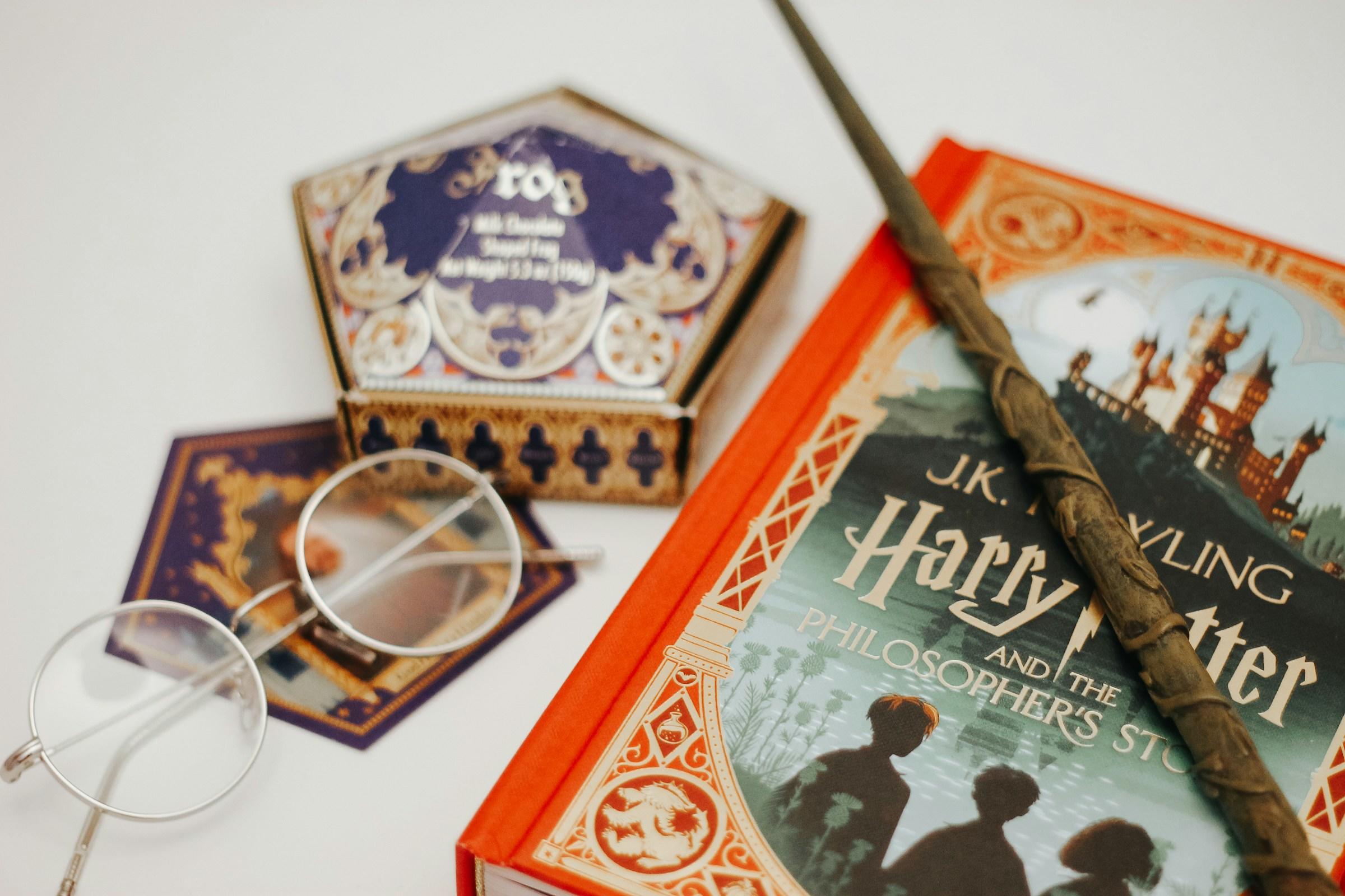 Boek Harry Potter en attributen