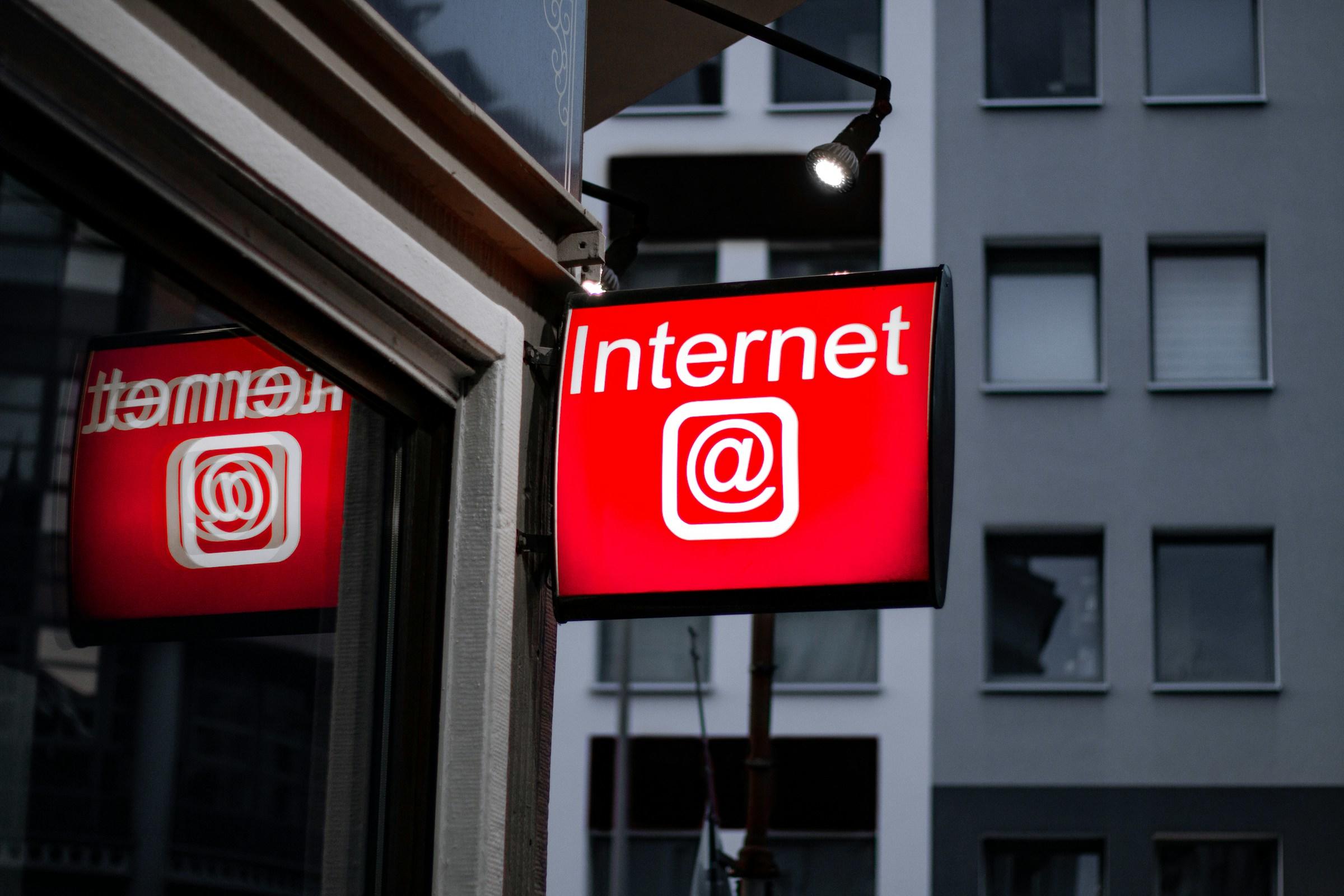 Verlicht rood uithangbord met het woord 'Internet' en '@' eronder