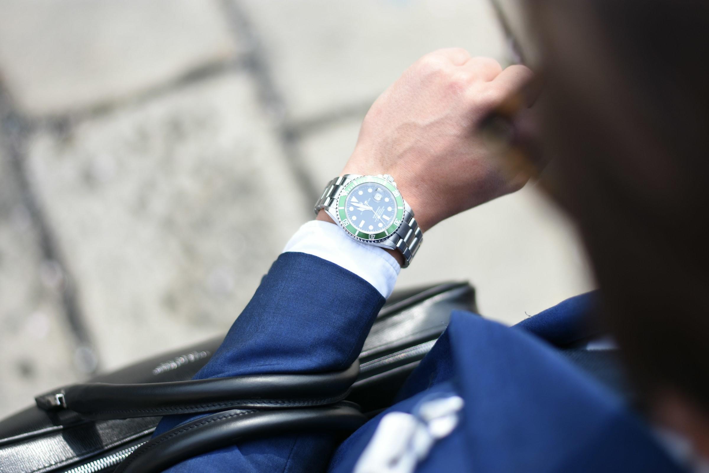 Persoon kijkt op horloge