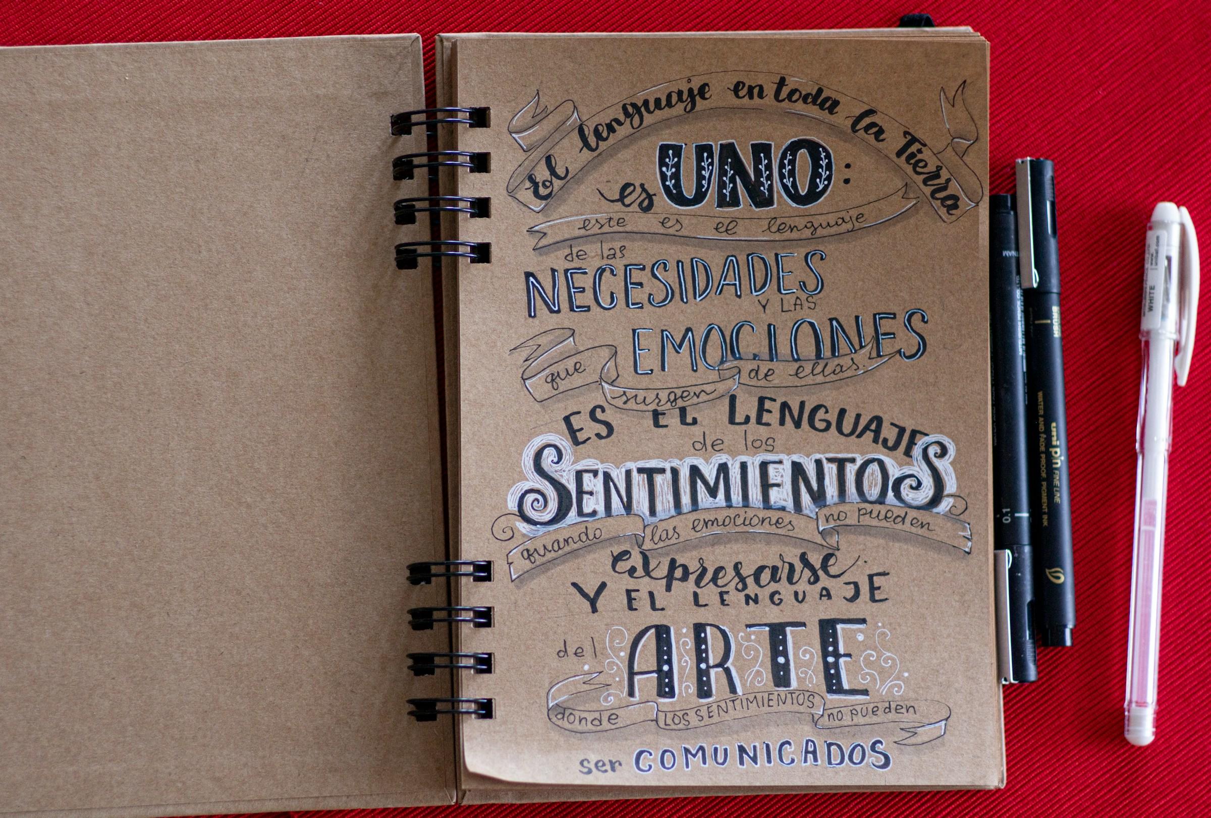 Ringband met hardkartonnen opengeslagen bladzijde met Spaanse tekst