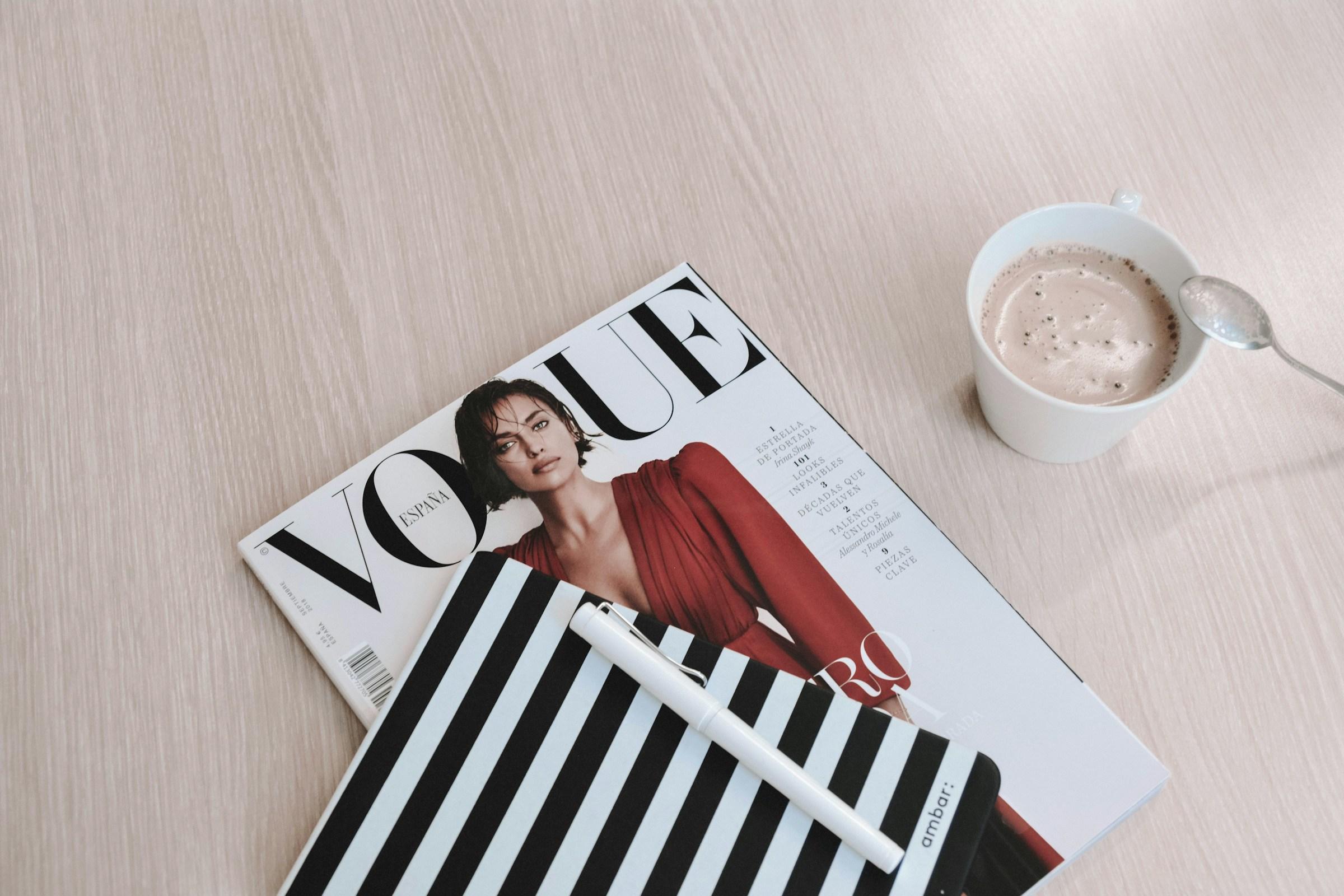 De Spaanse versie van het tijdschrift Vogue met gestreept schrift en pen
