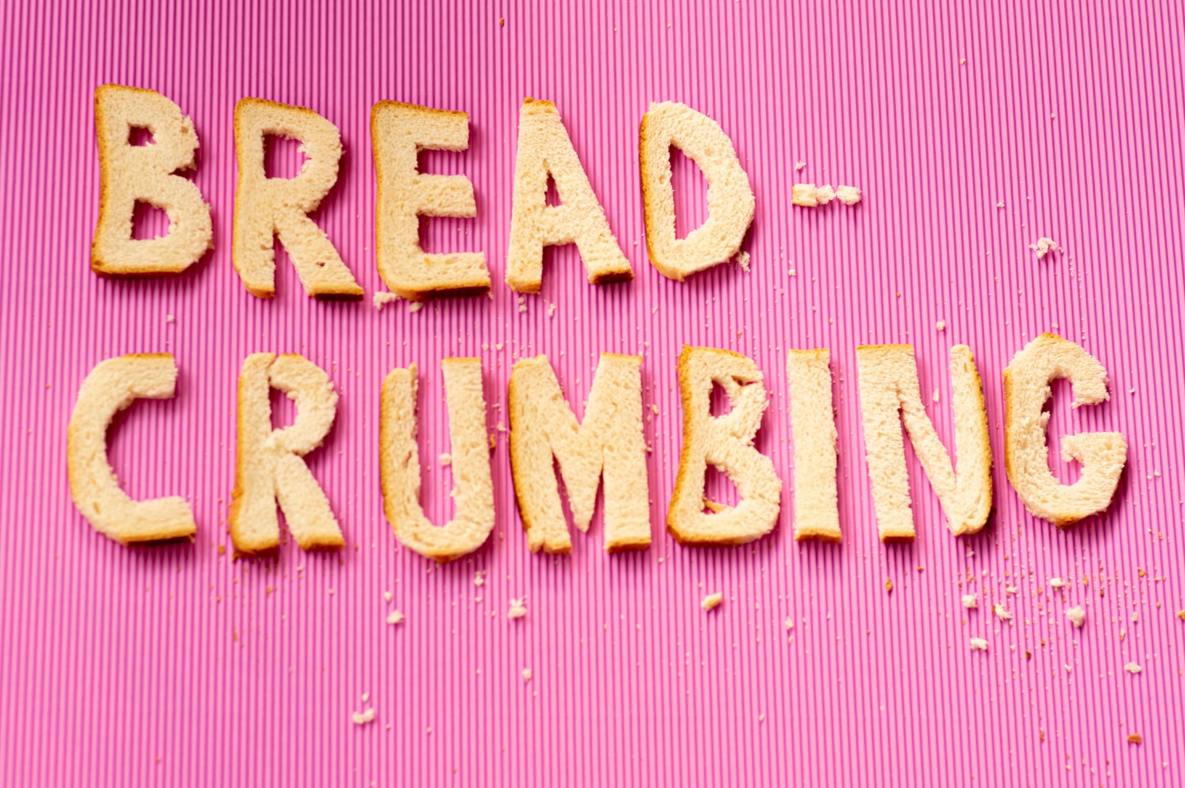 Letters gesneden uit brood op een roze achtergrond