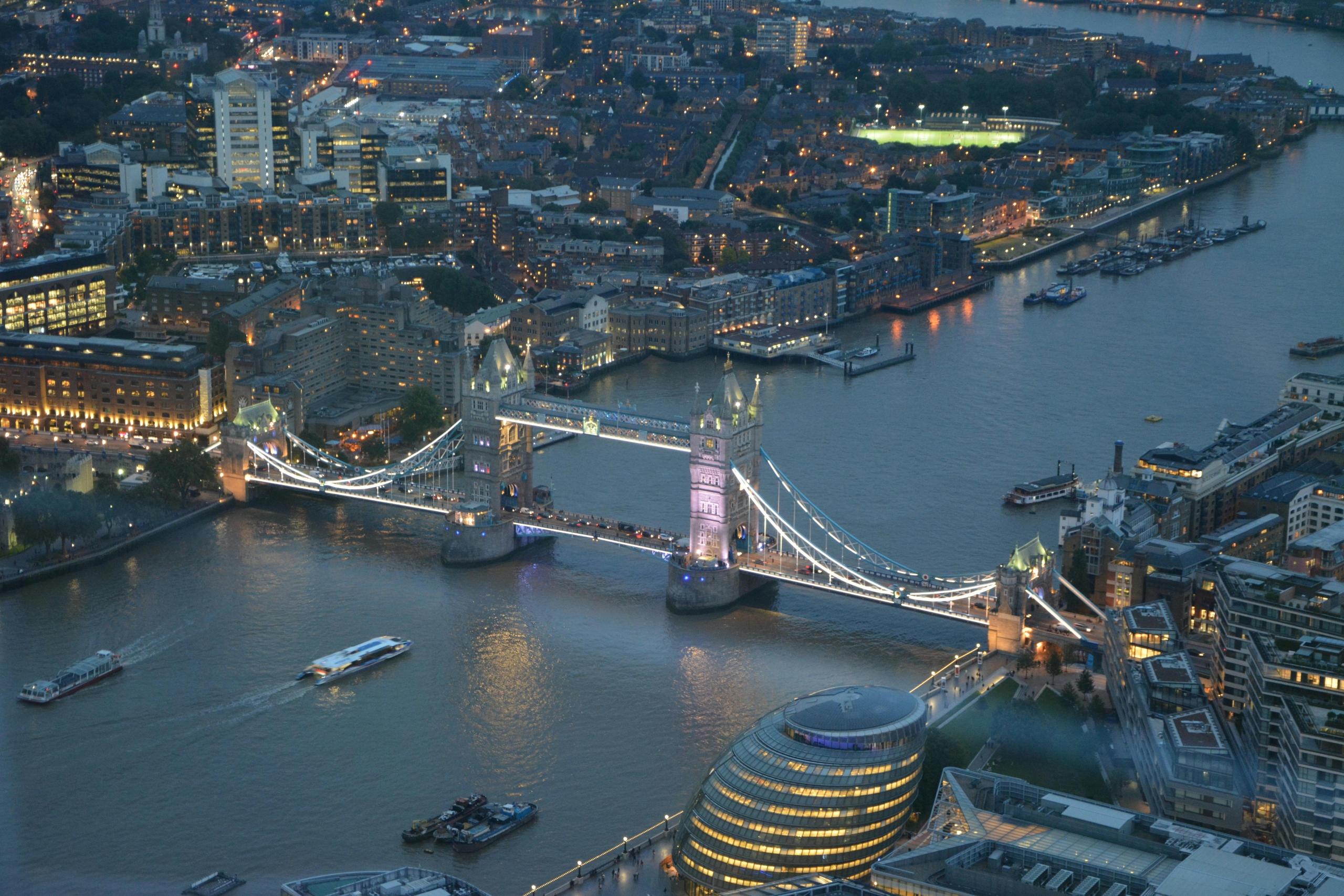 De Tower Bridge in Londen over de rivier de Theems.