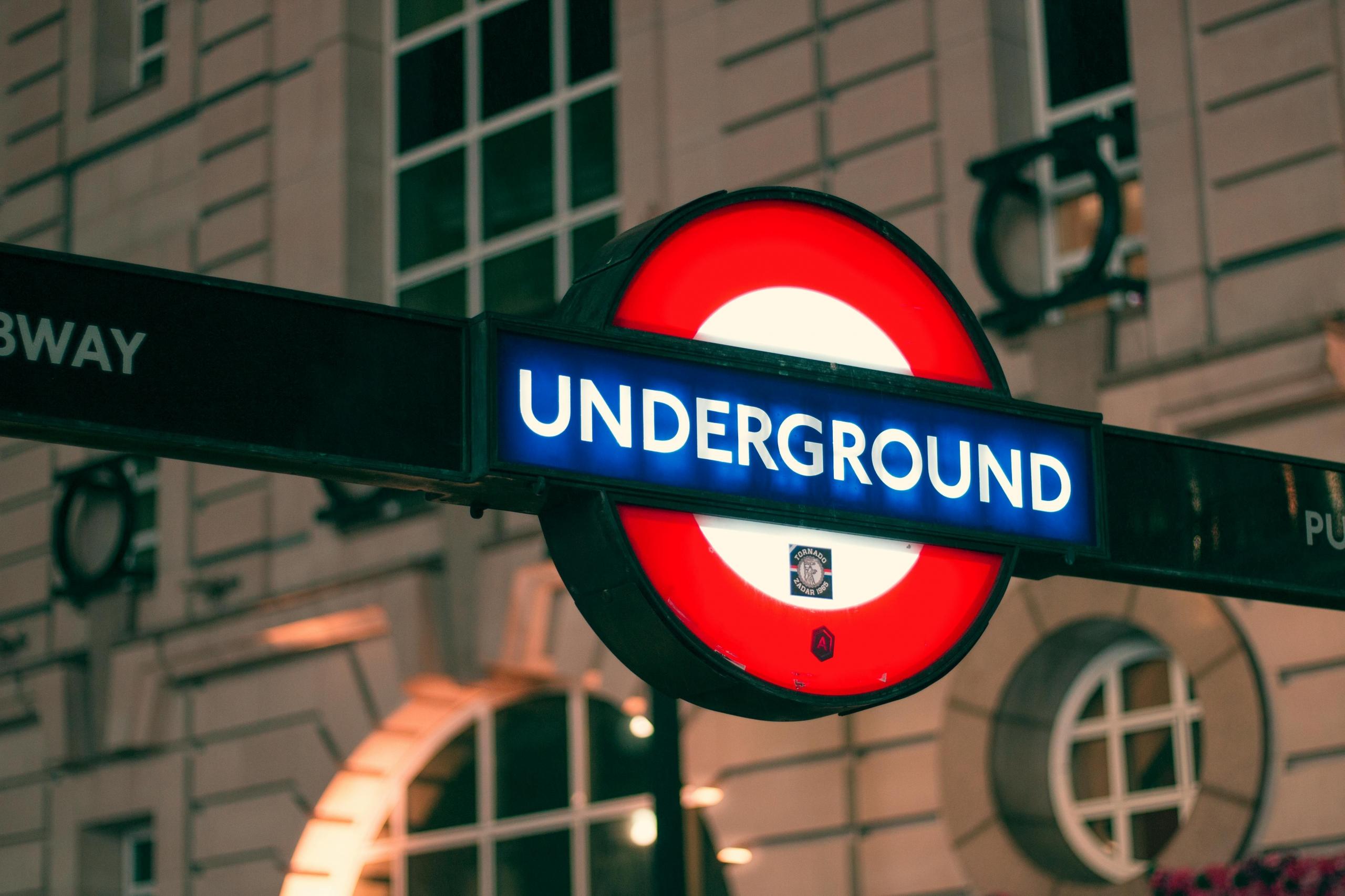 Het bekende ondergrondse metrobord van Londen met 'Underground' in lichtgevende letters.