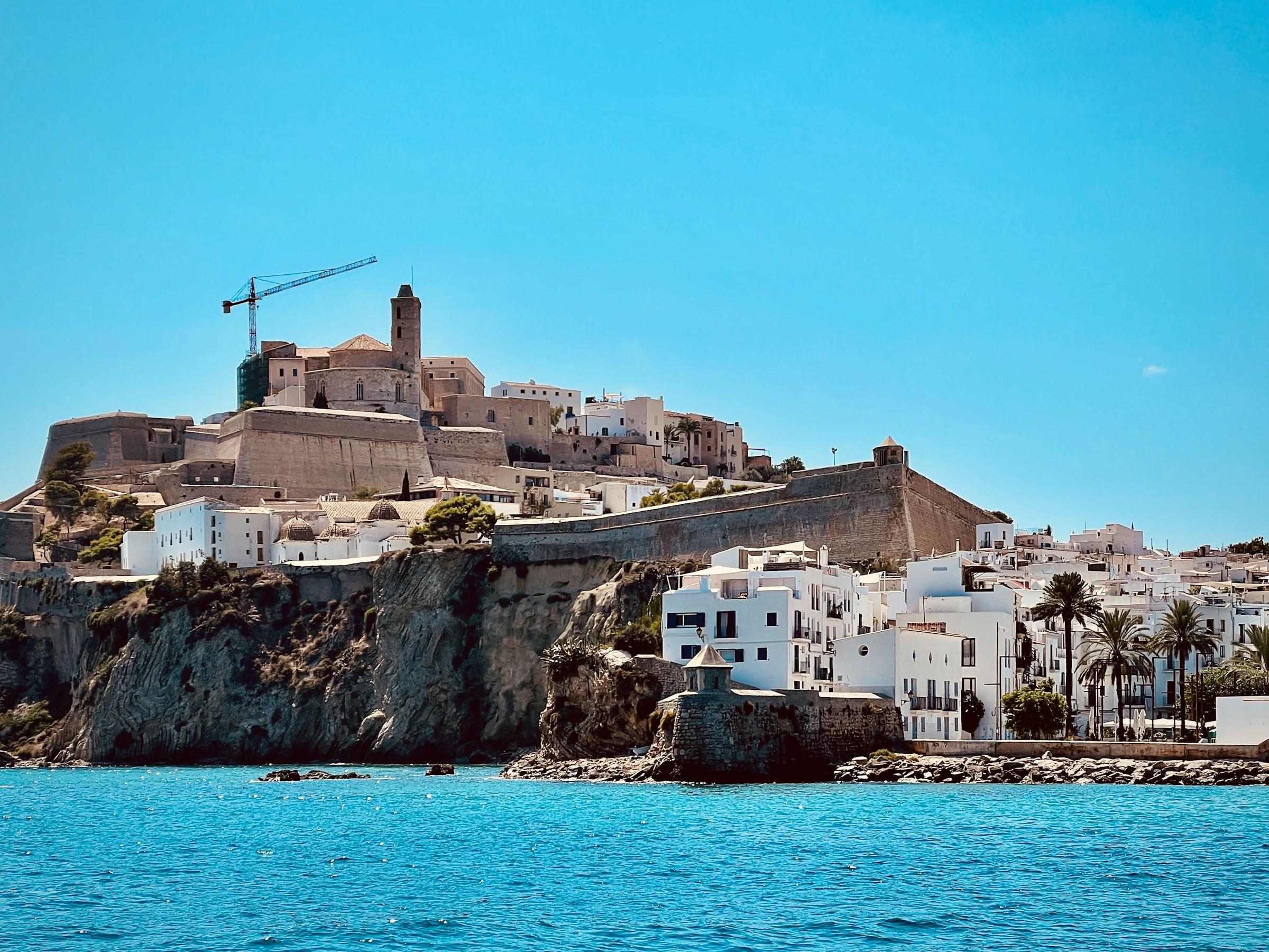 Fort en witte huizen aan de kust van Ibiza