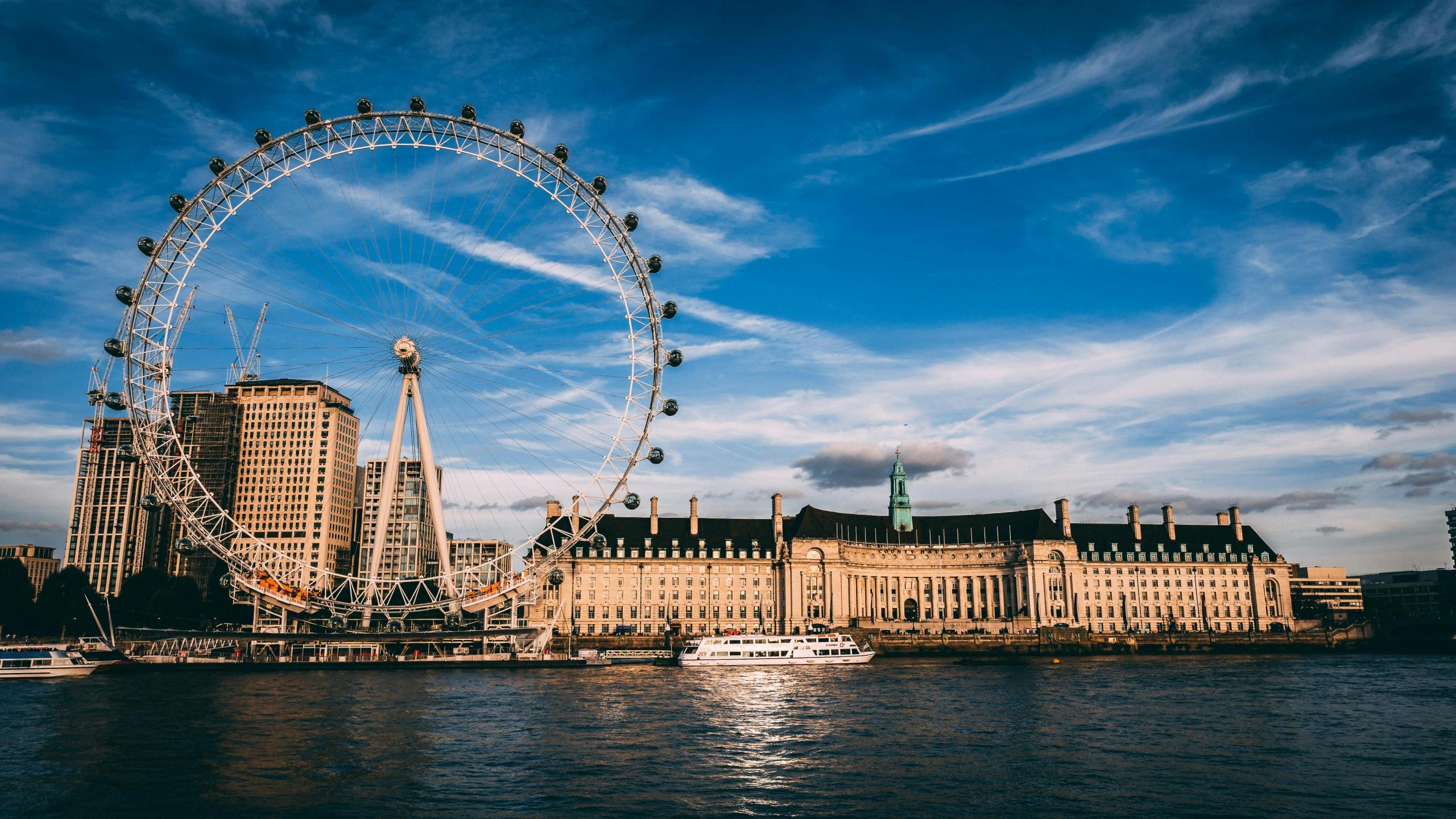 Het London Eye reuzenrad aan de oever van de rivier de Theems.
