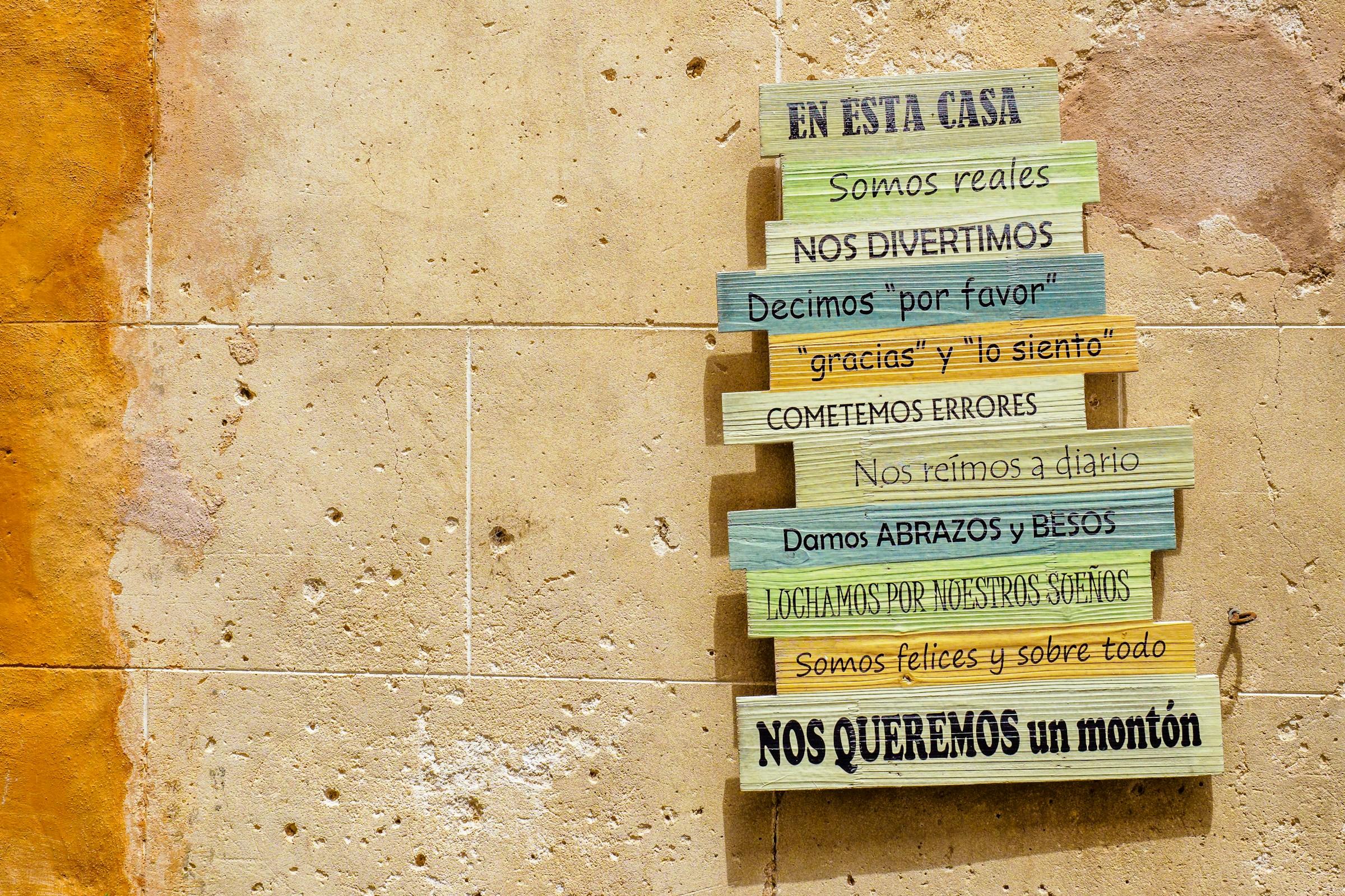 Gekleurde houten bordjes met Spaanse woorden op muur