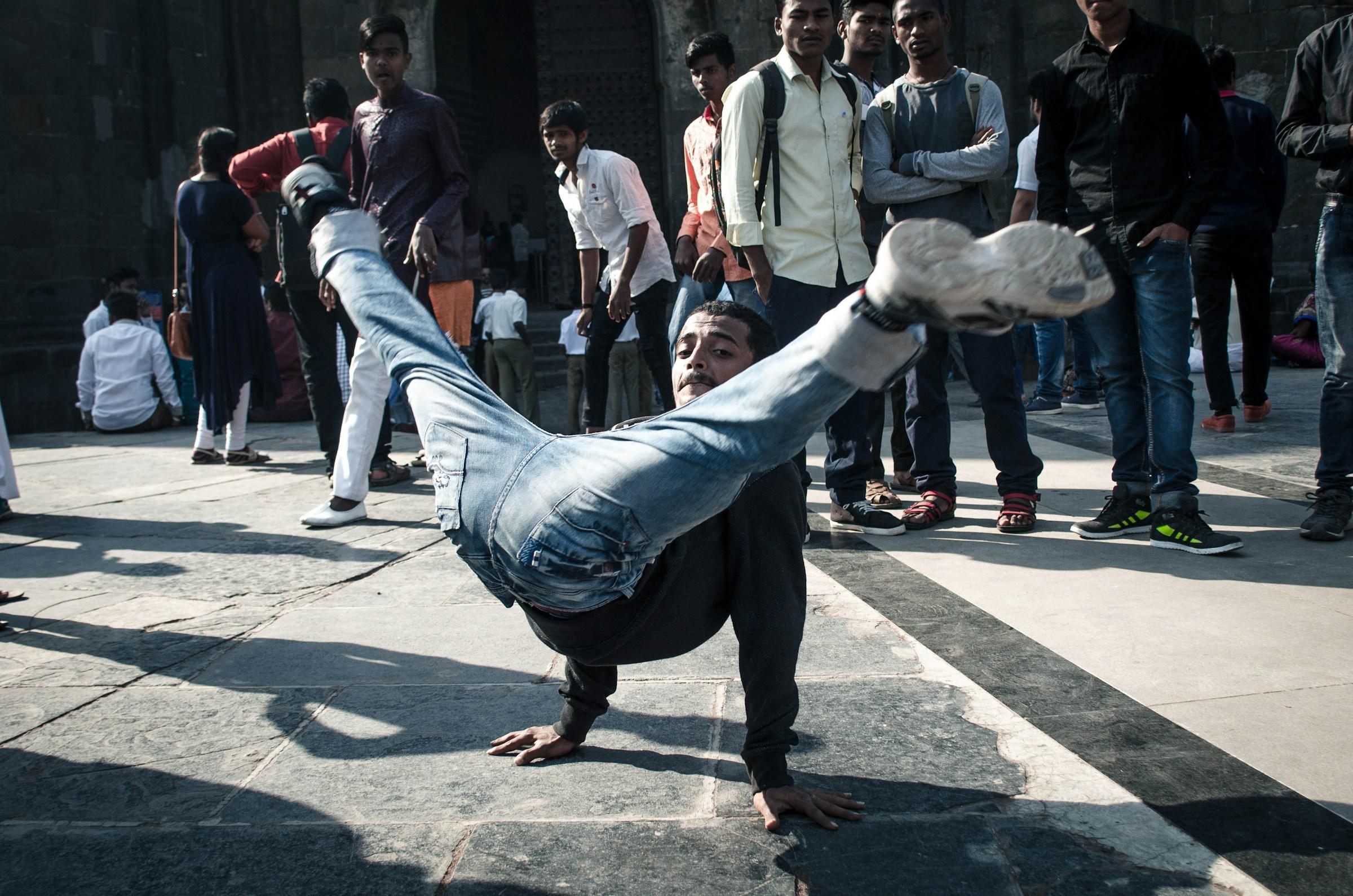 Break danser op straat met publiek