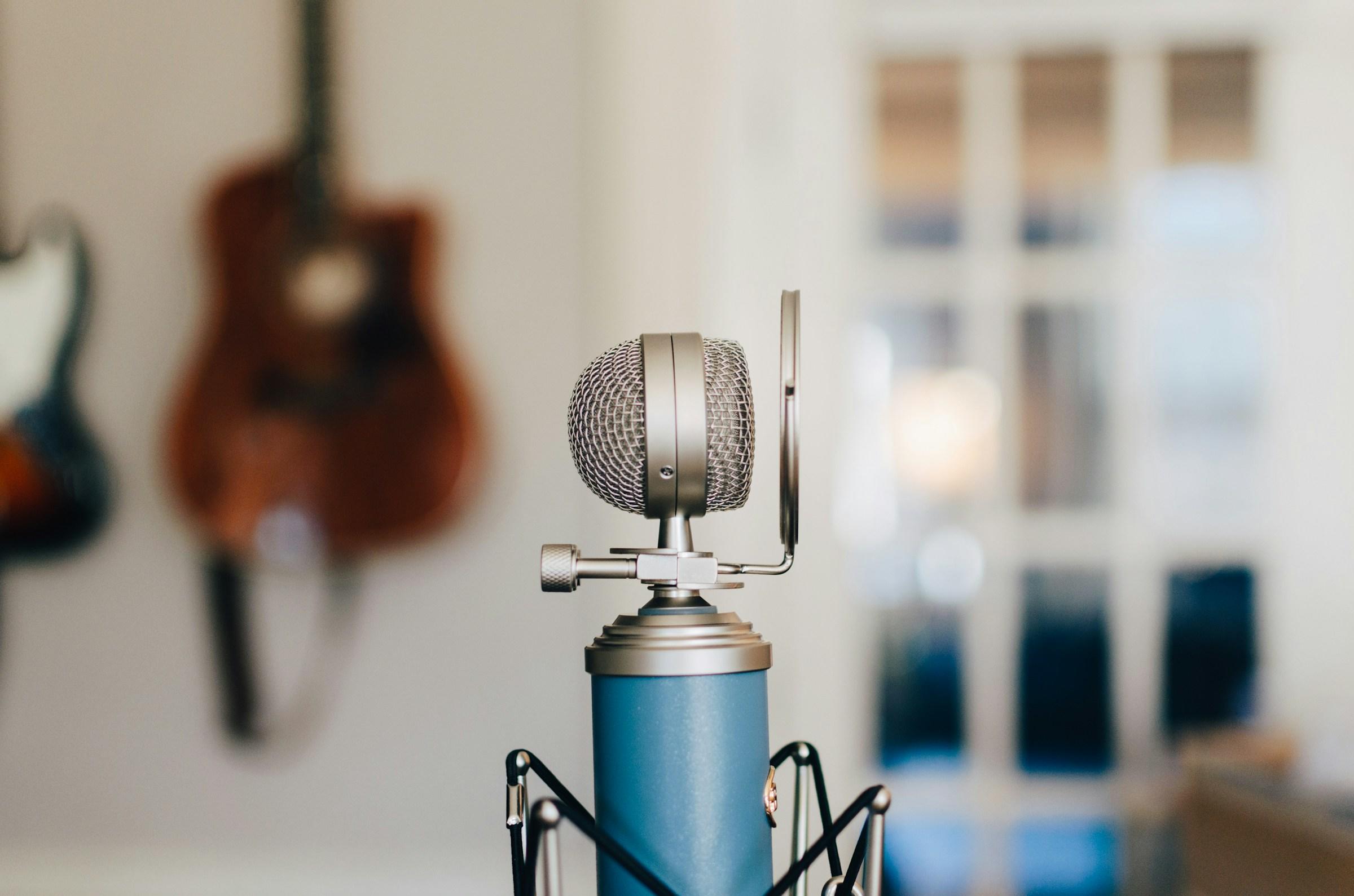 Blauwe microfoon met popfilter