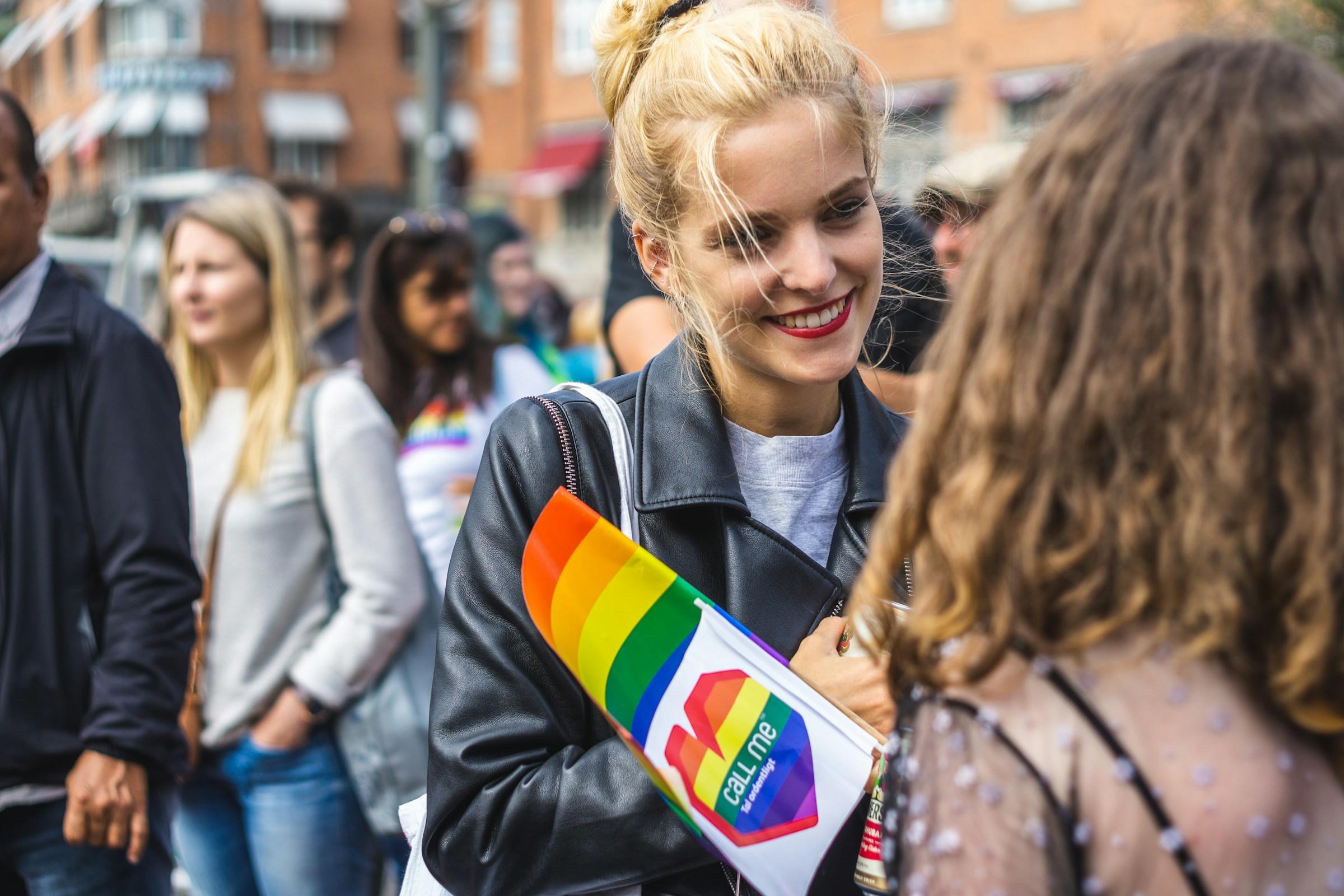 Stralende persoon omringd door mensen