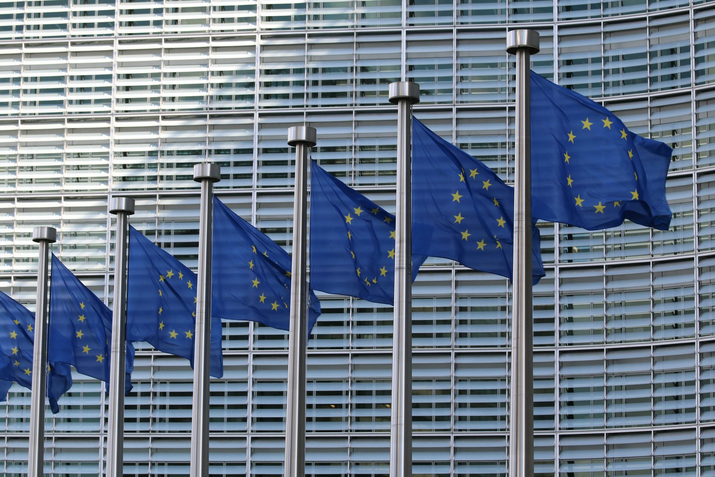 Vlaggen EU voor gebouw van de Europese Commissie in Brussel