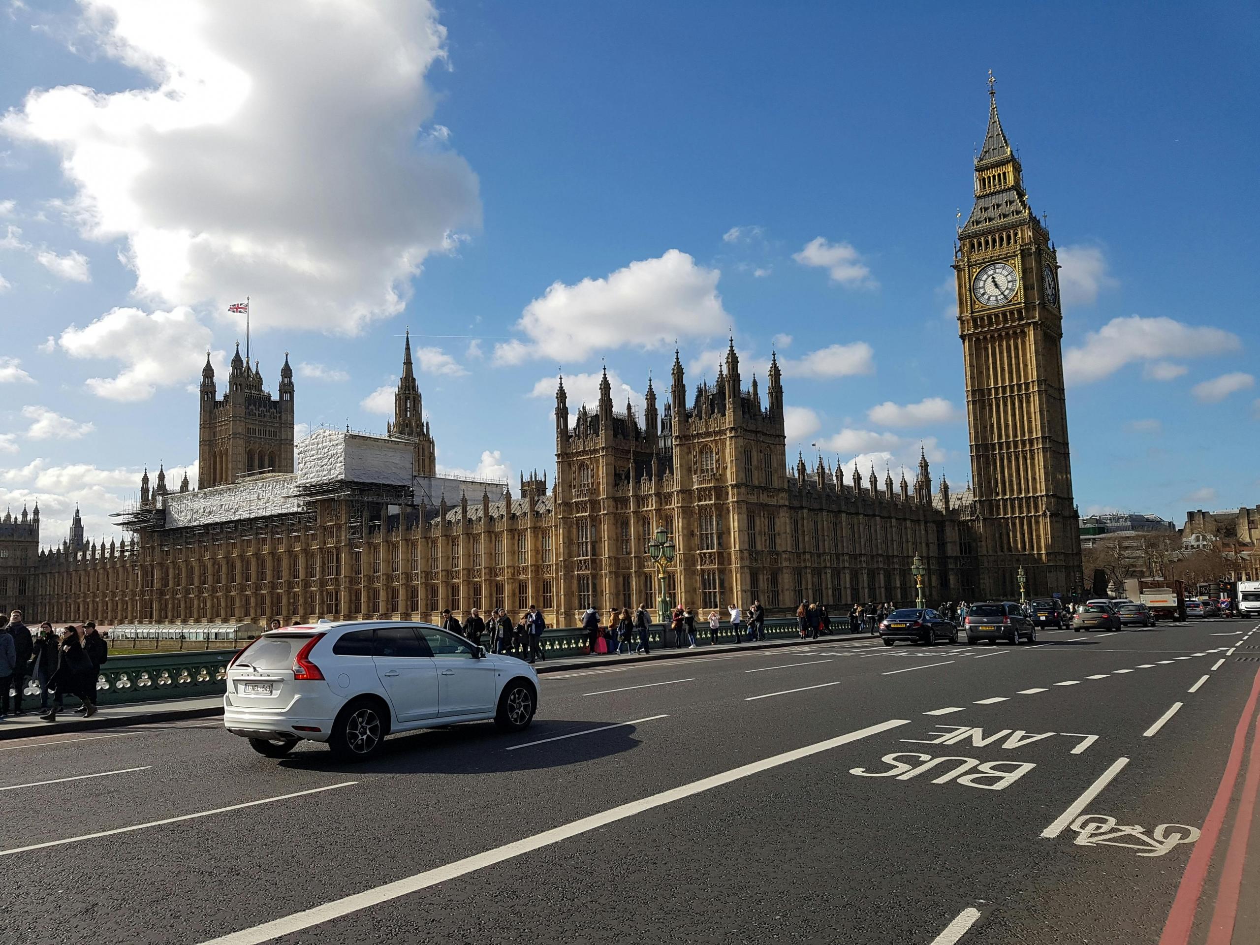 Een heldere dag in Londen met de Houses of Parliament en de Big Ben, mensen die over de brug lopen.