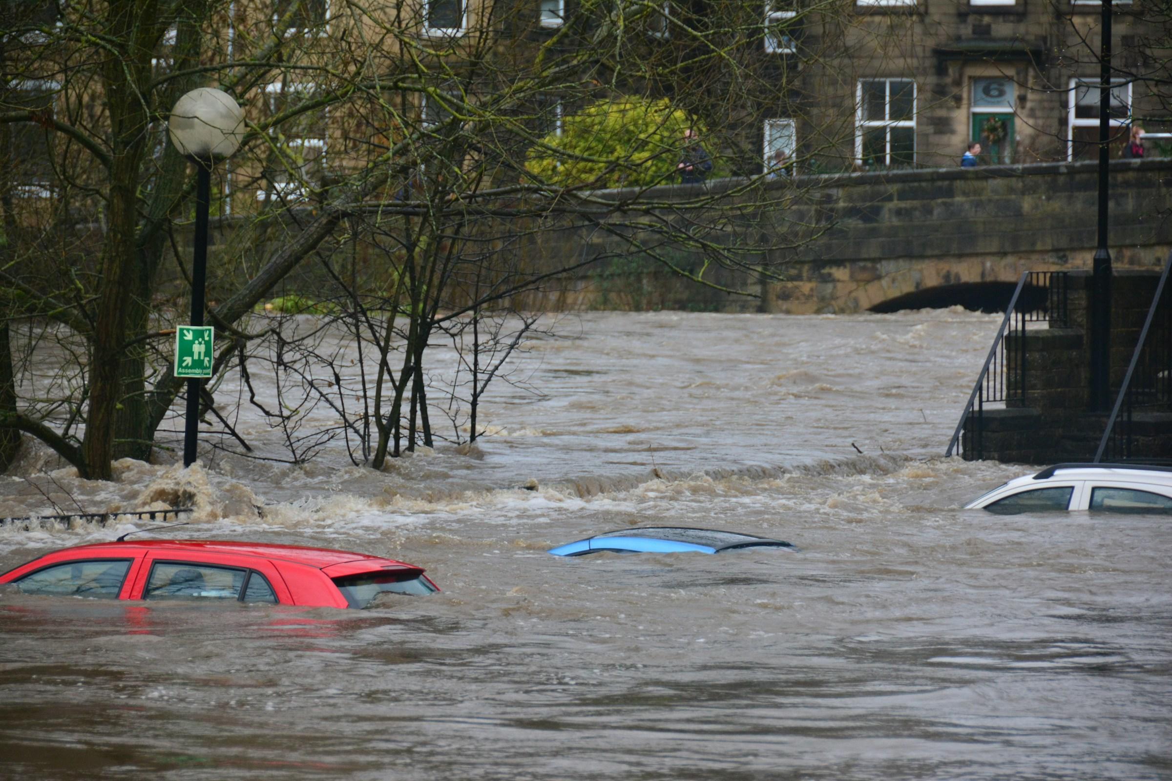 Auto's die bijna helemaal onder water staan