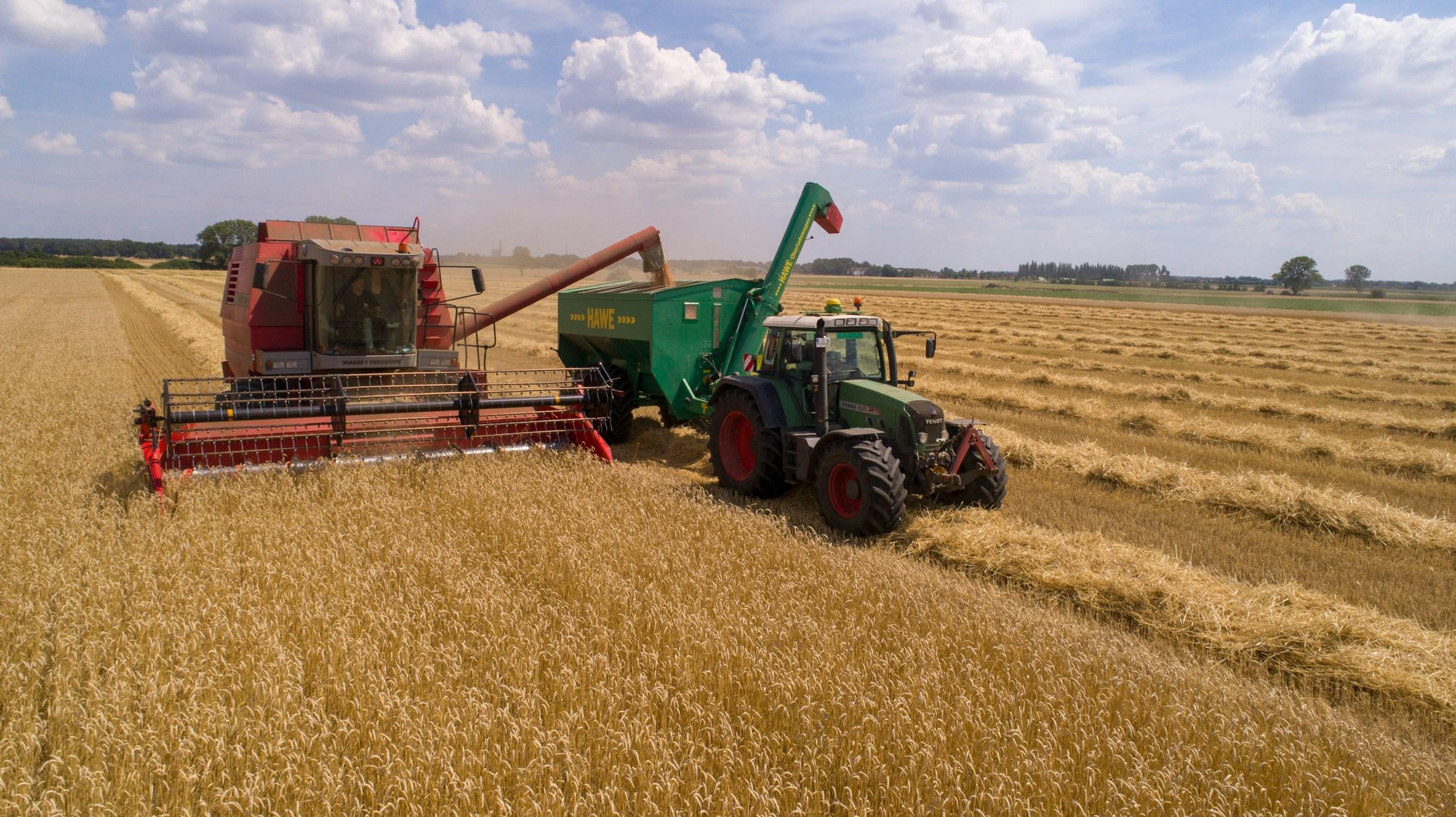 Landbouwwerktuigen op weidse akker