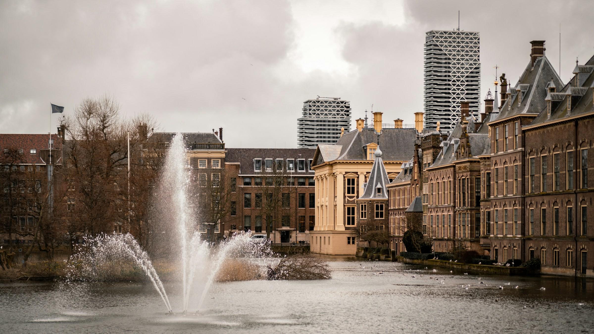 Regeringsgebouwen aan water met fontein