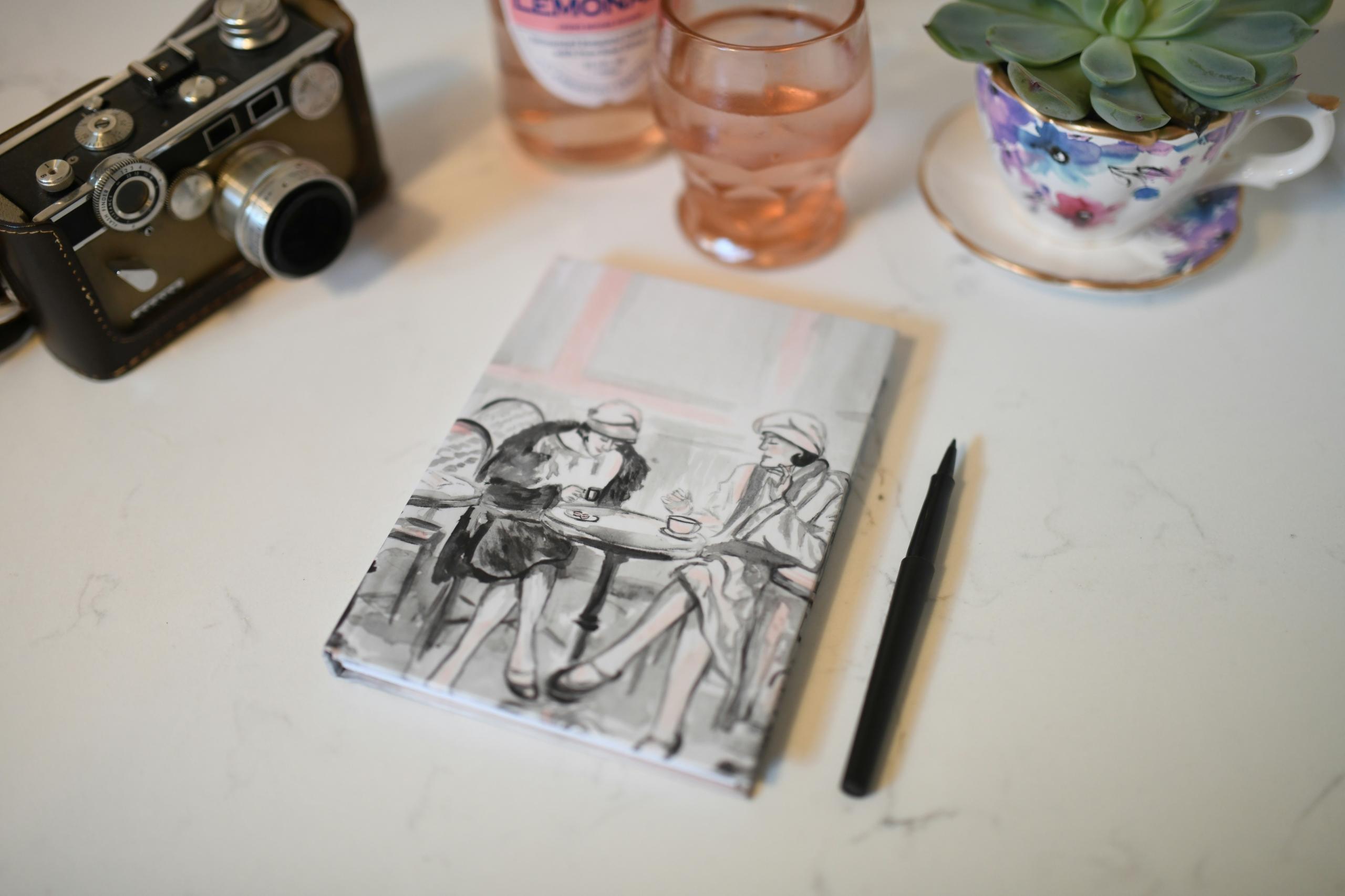 Zwart-wit afbeelding op boek met zwarte pen ernaast