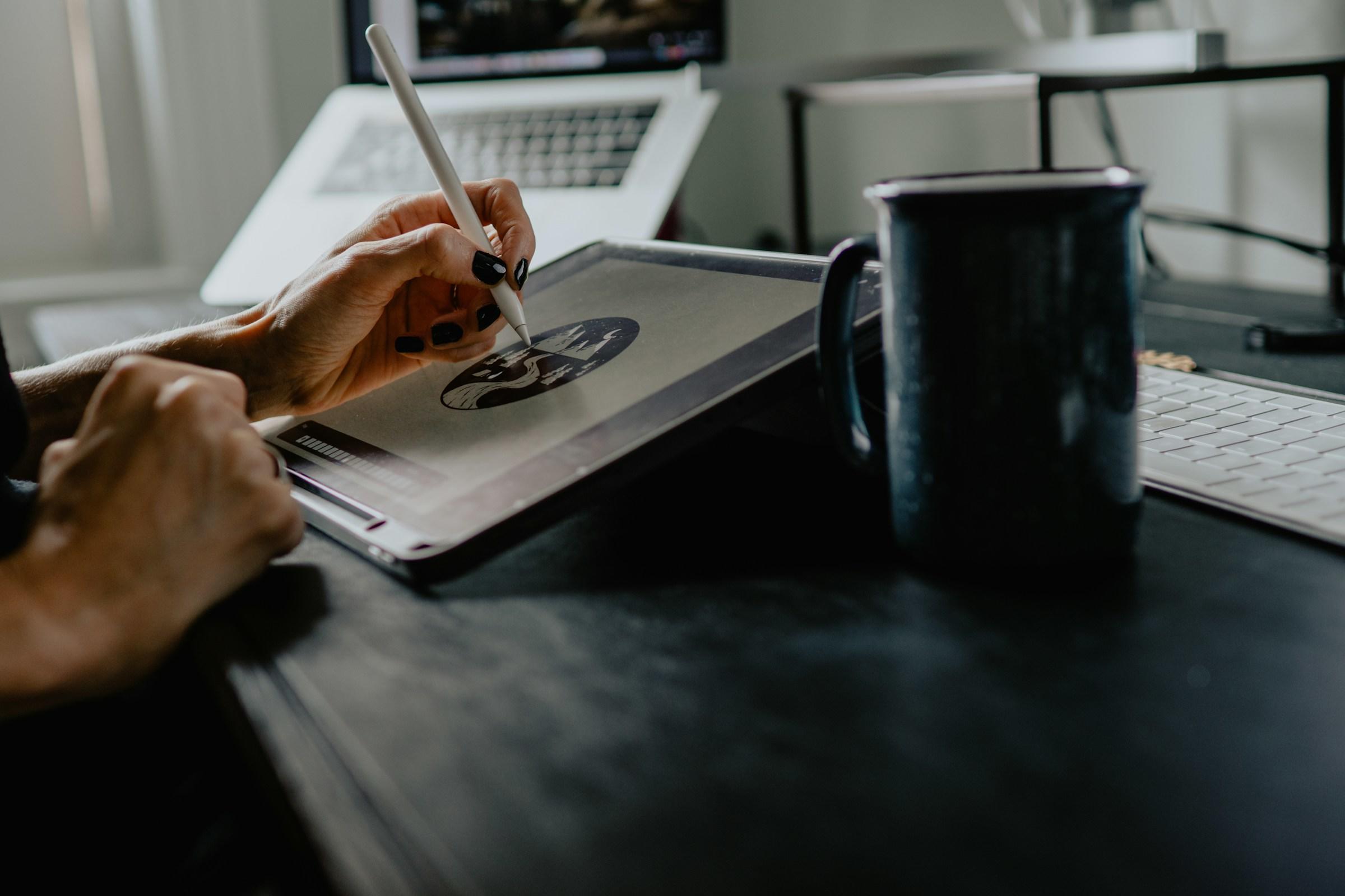Persoon tekent met behulp van digitaal notebook