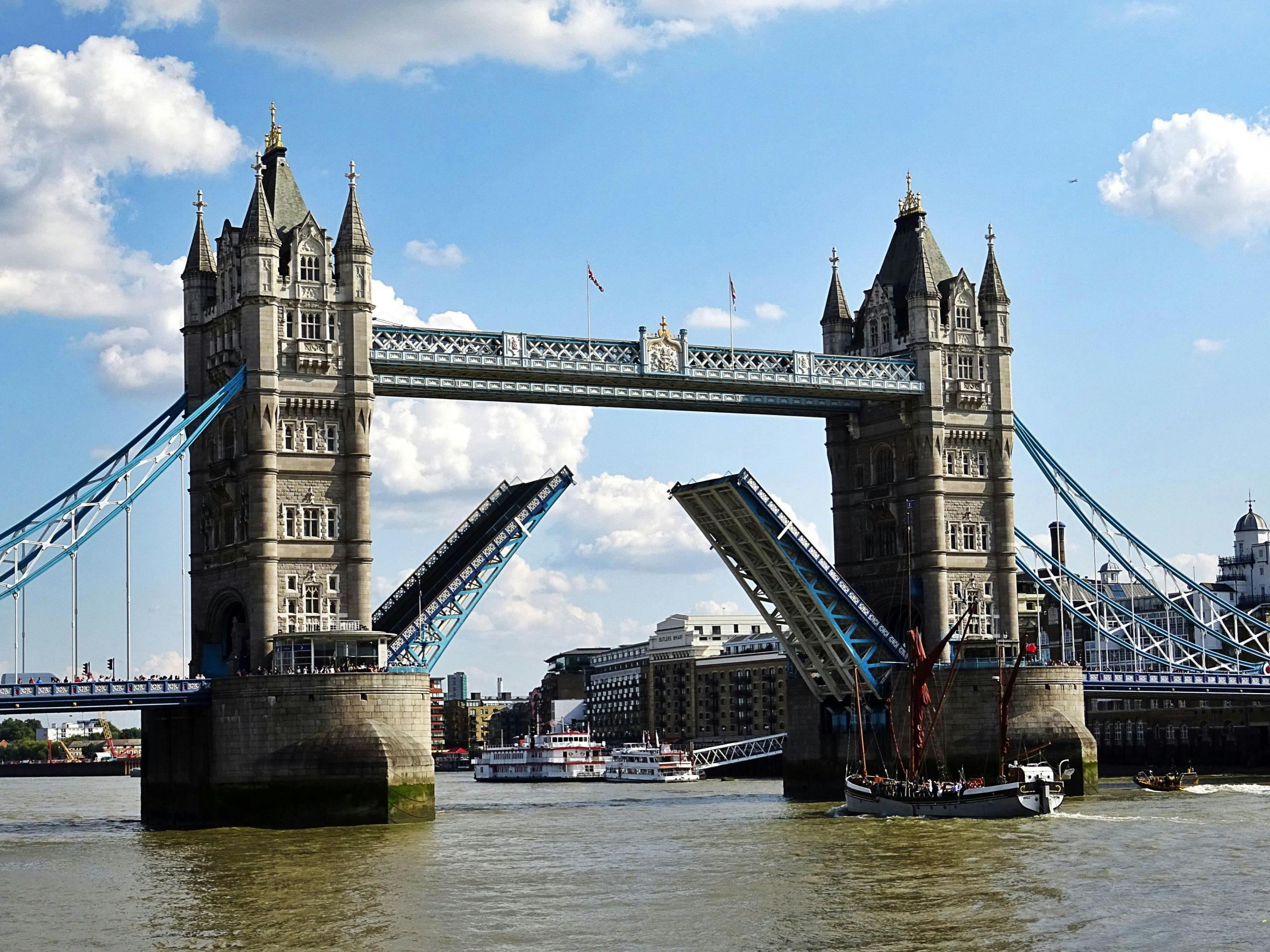 Tower Bridge in Londen met geopende bruggen om een groot schip door te laten op een zonnige dag.