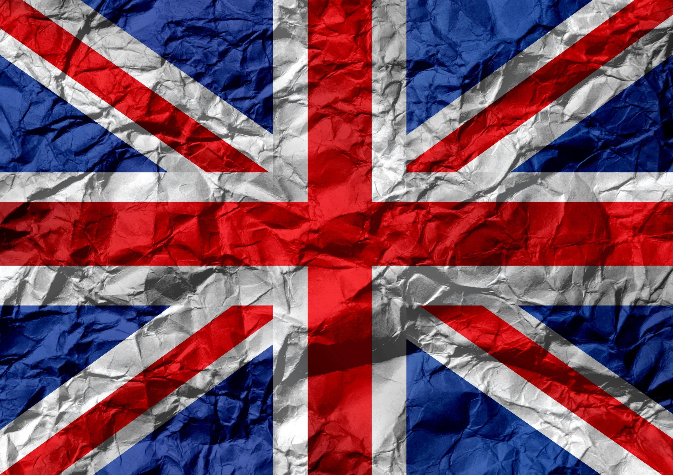De Britse vlag vertoont kreukels en vouwen die een tastbare textuur creëren.