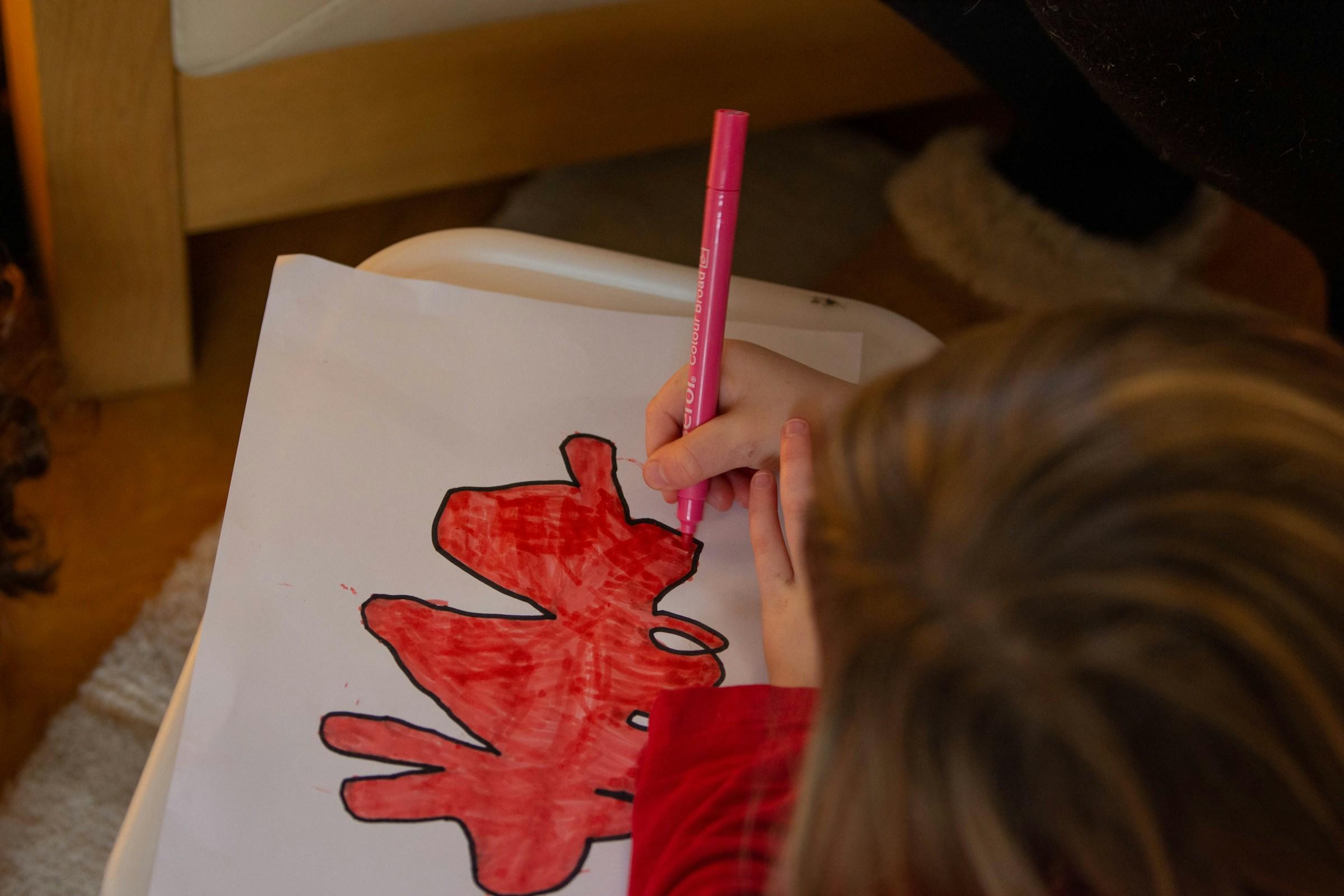 Kind kleurend met viltstift