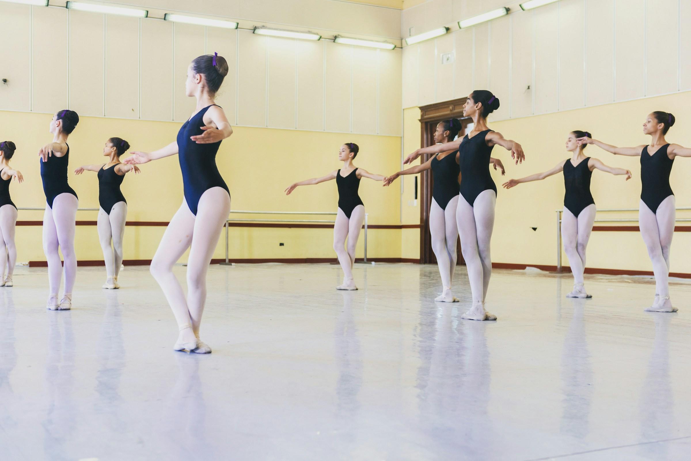 Balletklas met personen die oefeningen doen