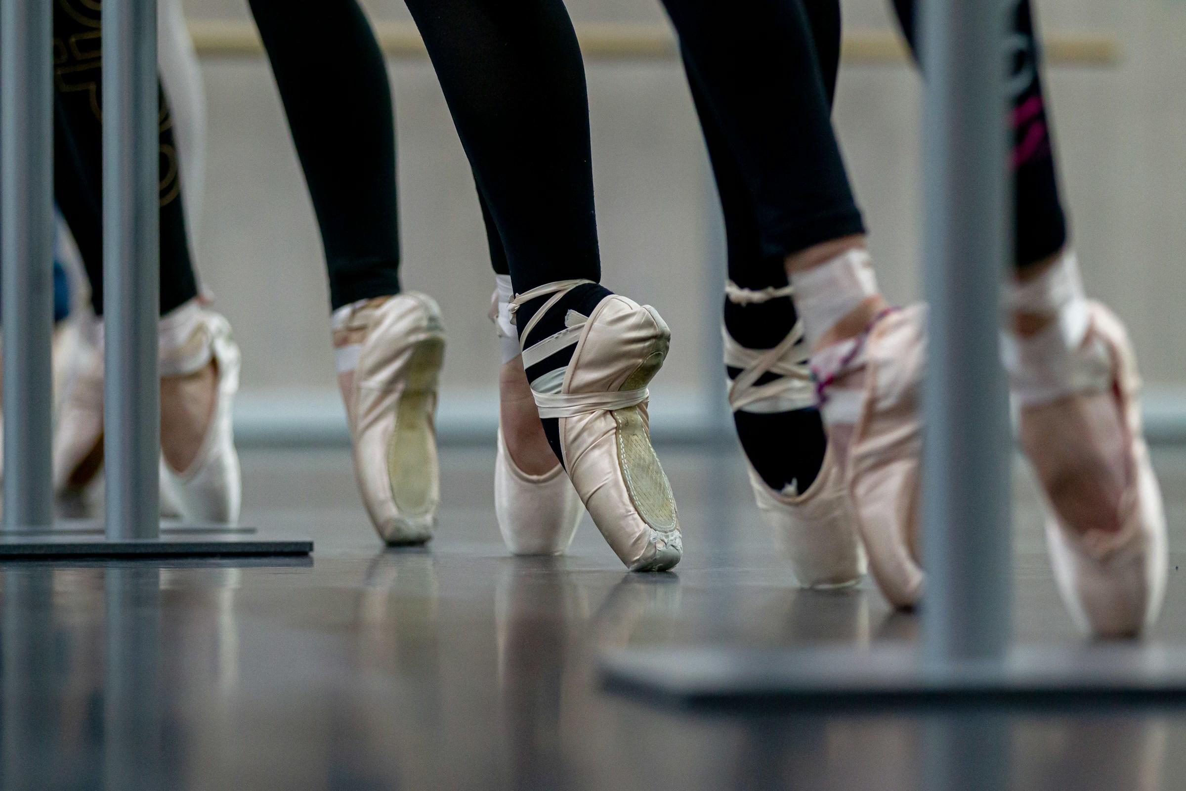 Voeten met balletschoenen op een rijtje