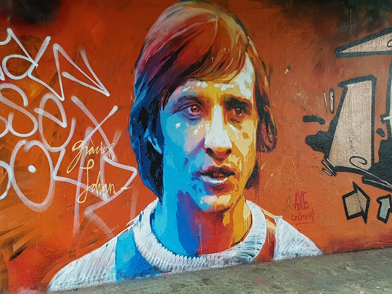 Muurkunst met een portret van Johan Cruijff.