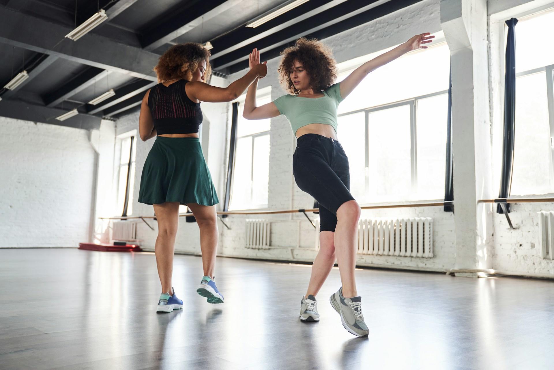 twee vrouwen die dansen oefenen
