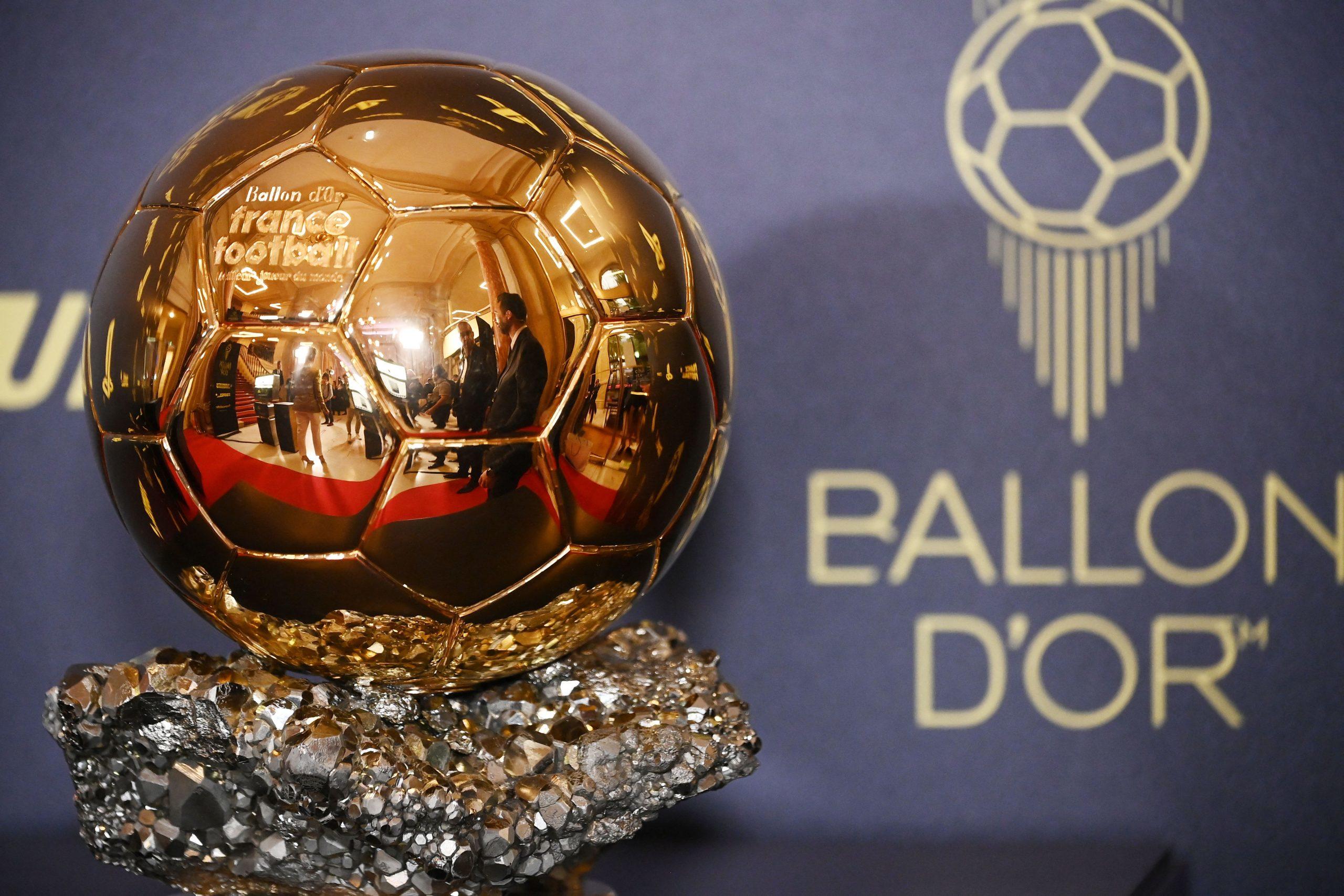 De Ballon d'Or trofee, een gouden bal op een decoratief voetstuk.
