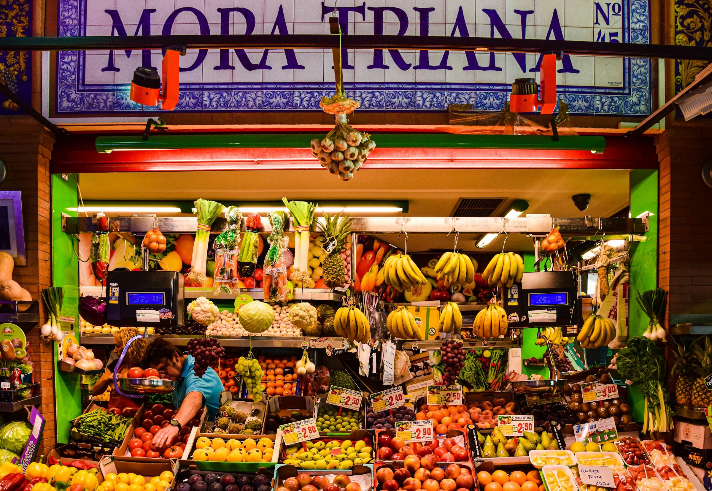 Marktkraam met groenten en fruit